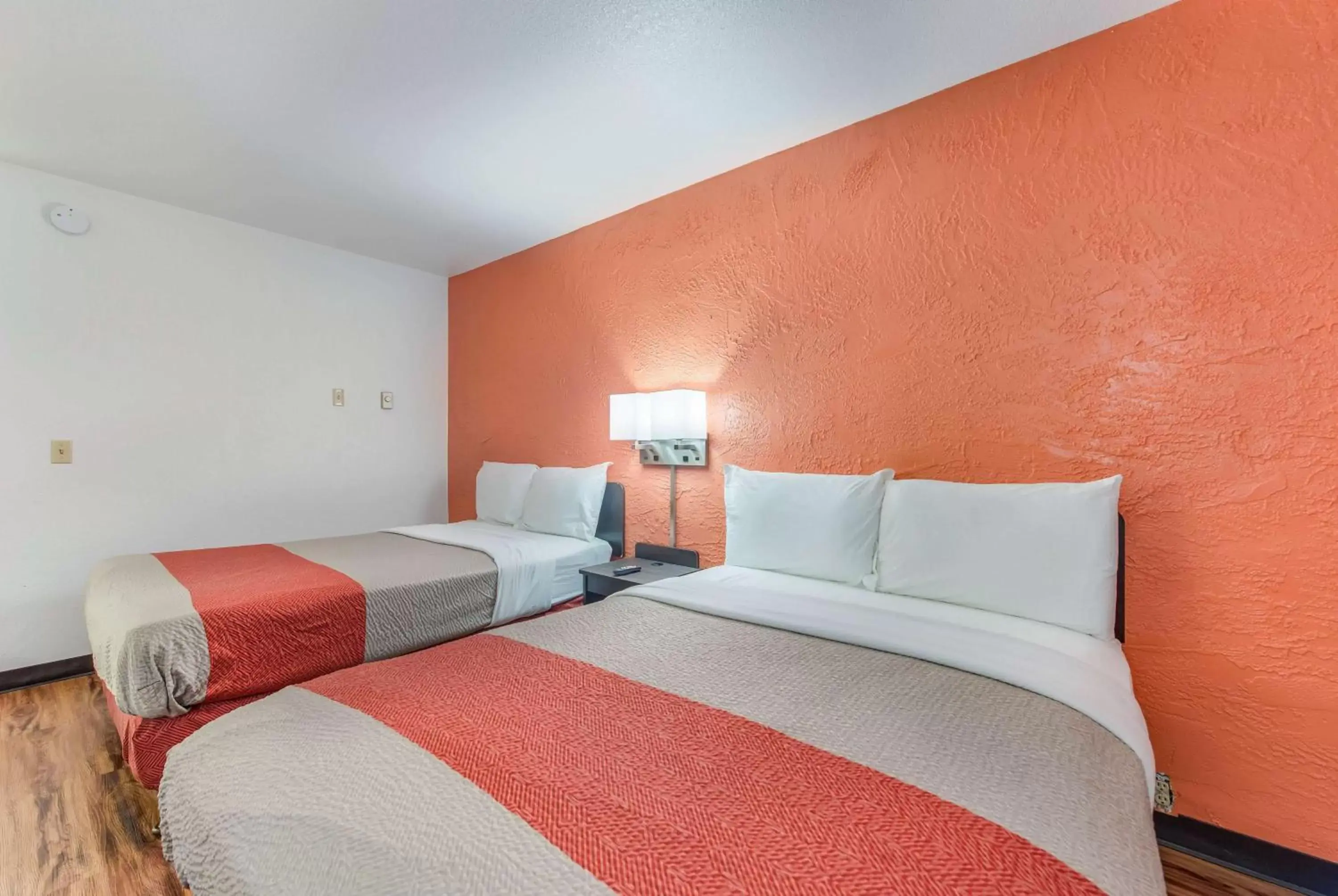 Bedroom, Bed in Motel 6-Saint Paul, MN - I-94