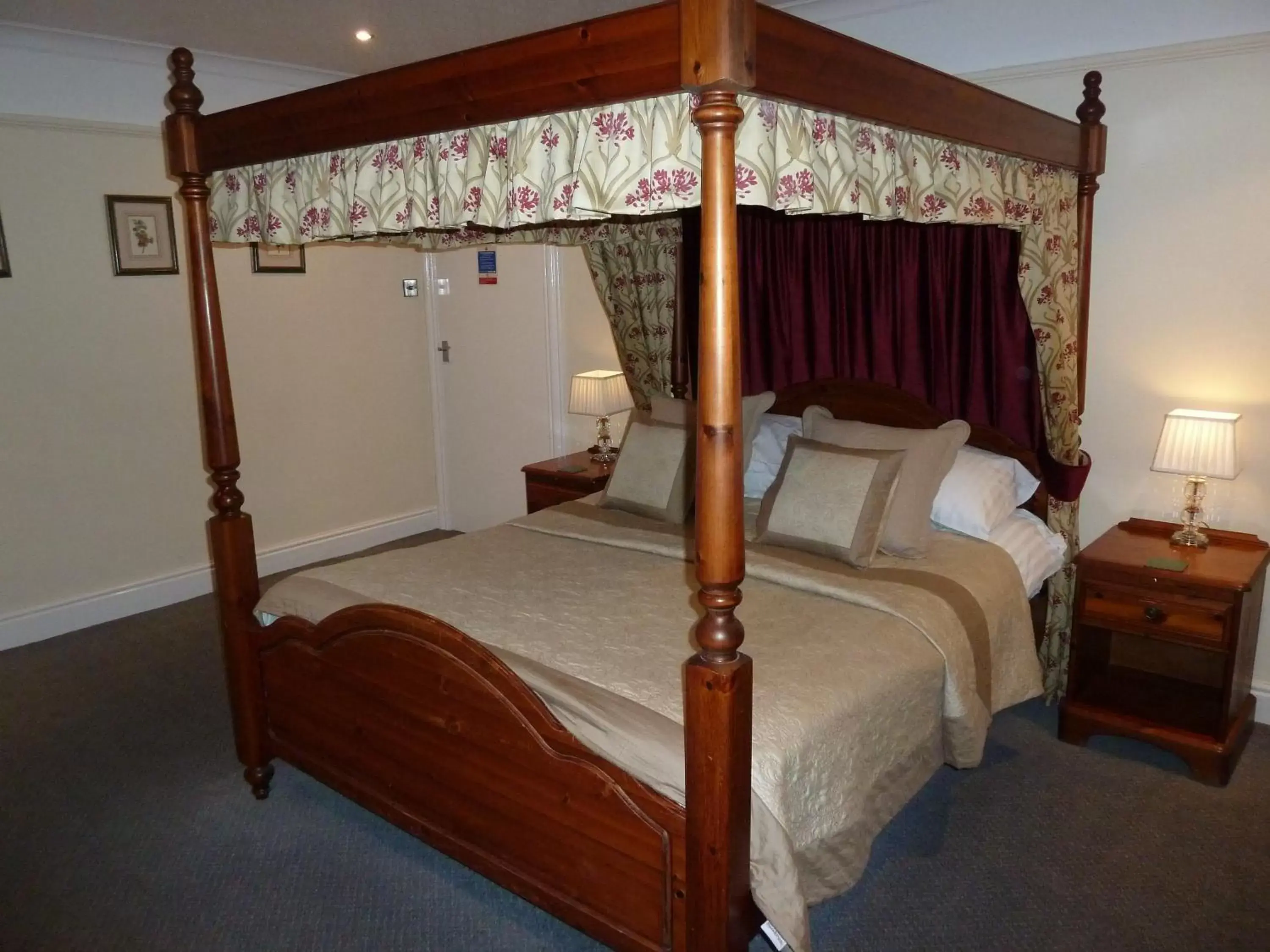 Bedroom, Bed in Blacksmiths Arms Inn