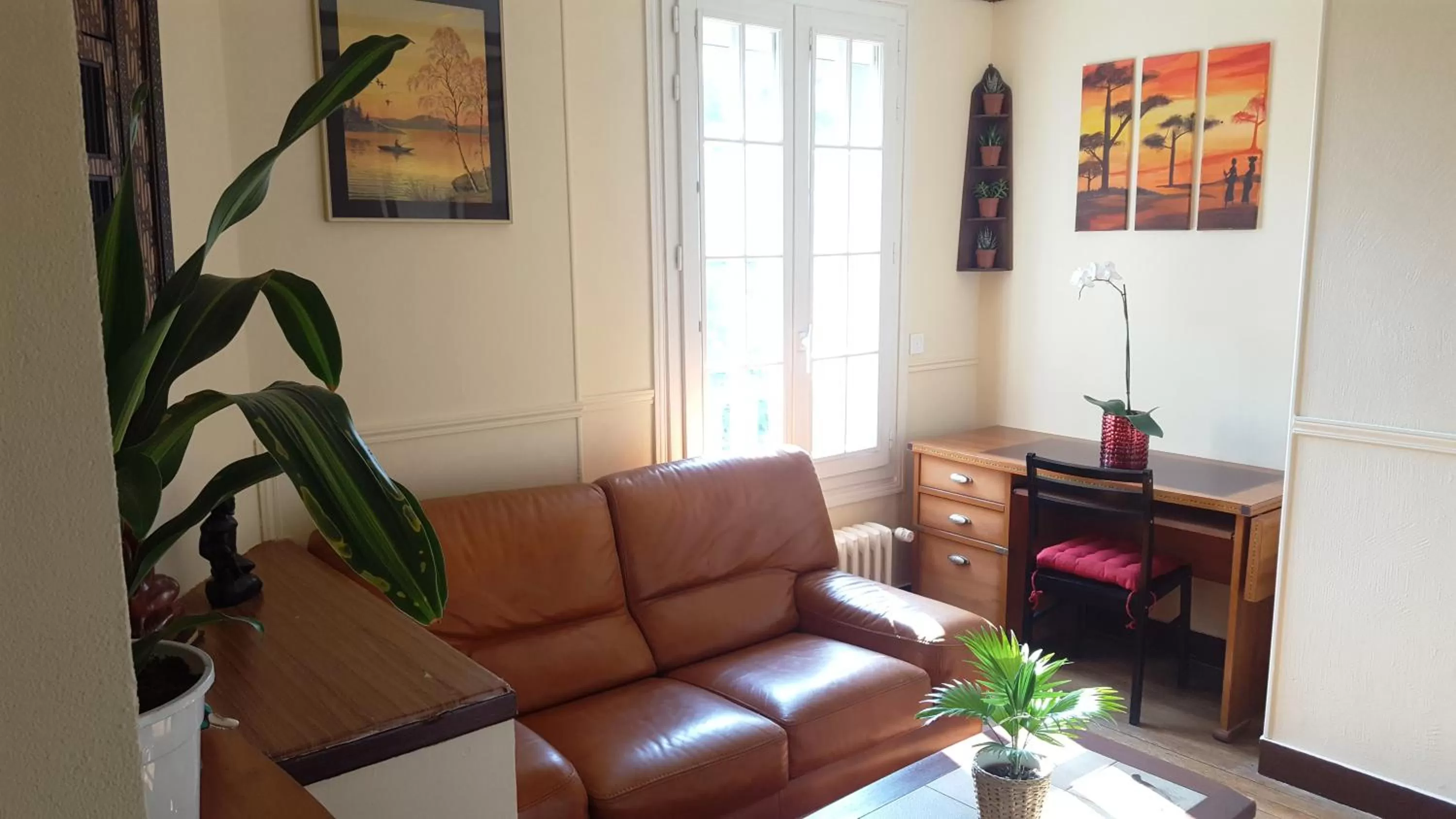 Living room in Apakabar Homestay - proche gare Melun, parking privé, Netflix
