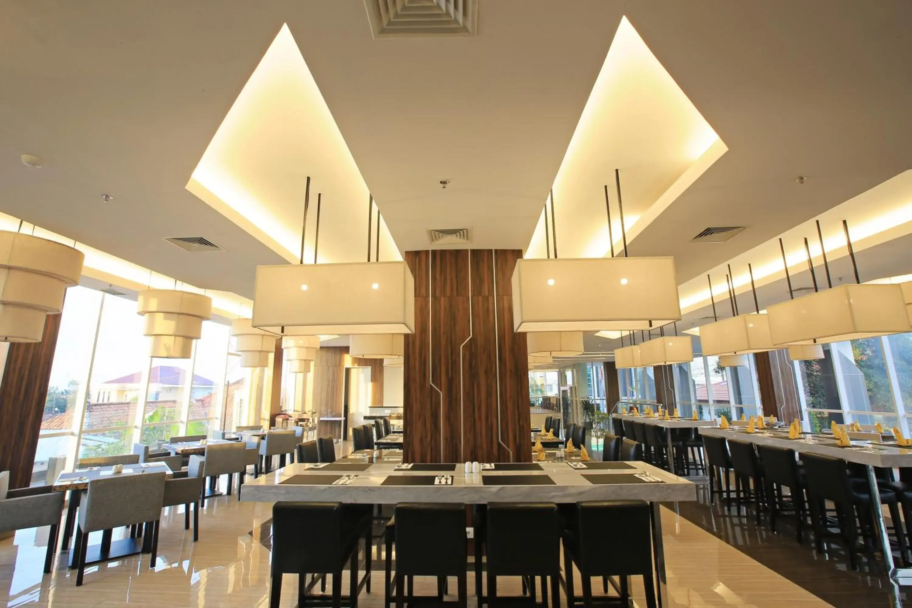 Restaurant/Places to Eat in Luminor Hotel Jambi Kebun Jeruk By WH