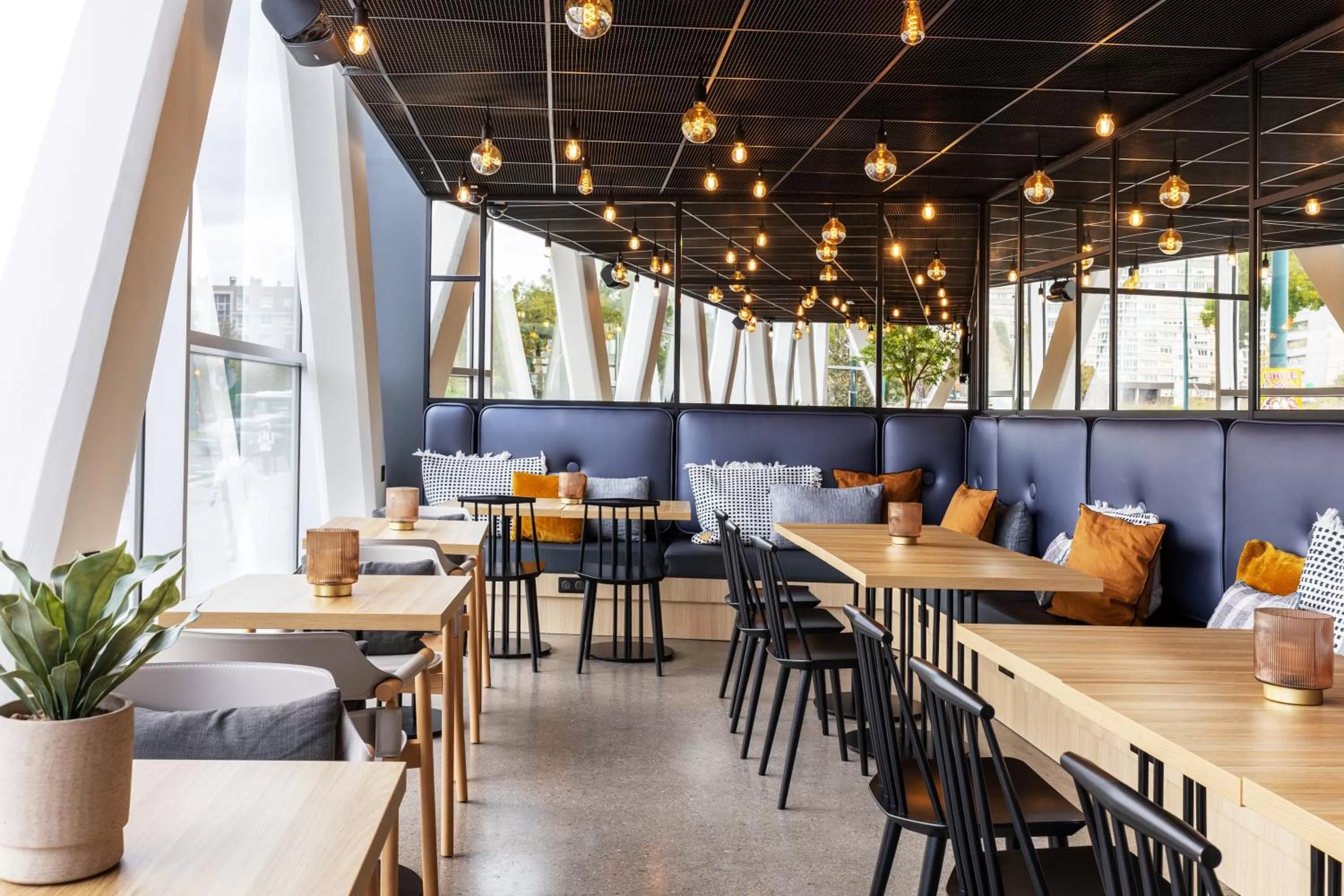 Restaurant/places to eat in Best Western M-Treize Paris Asnieres