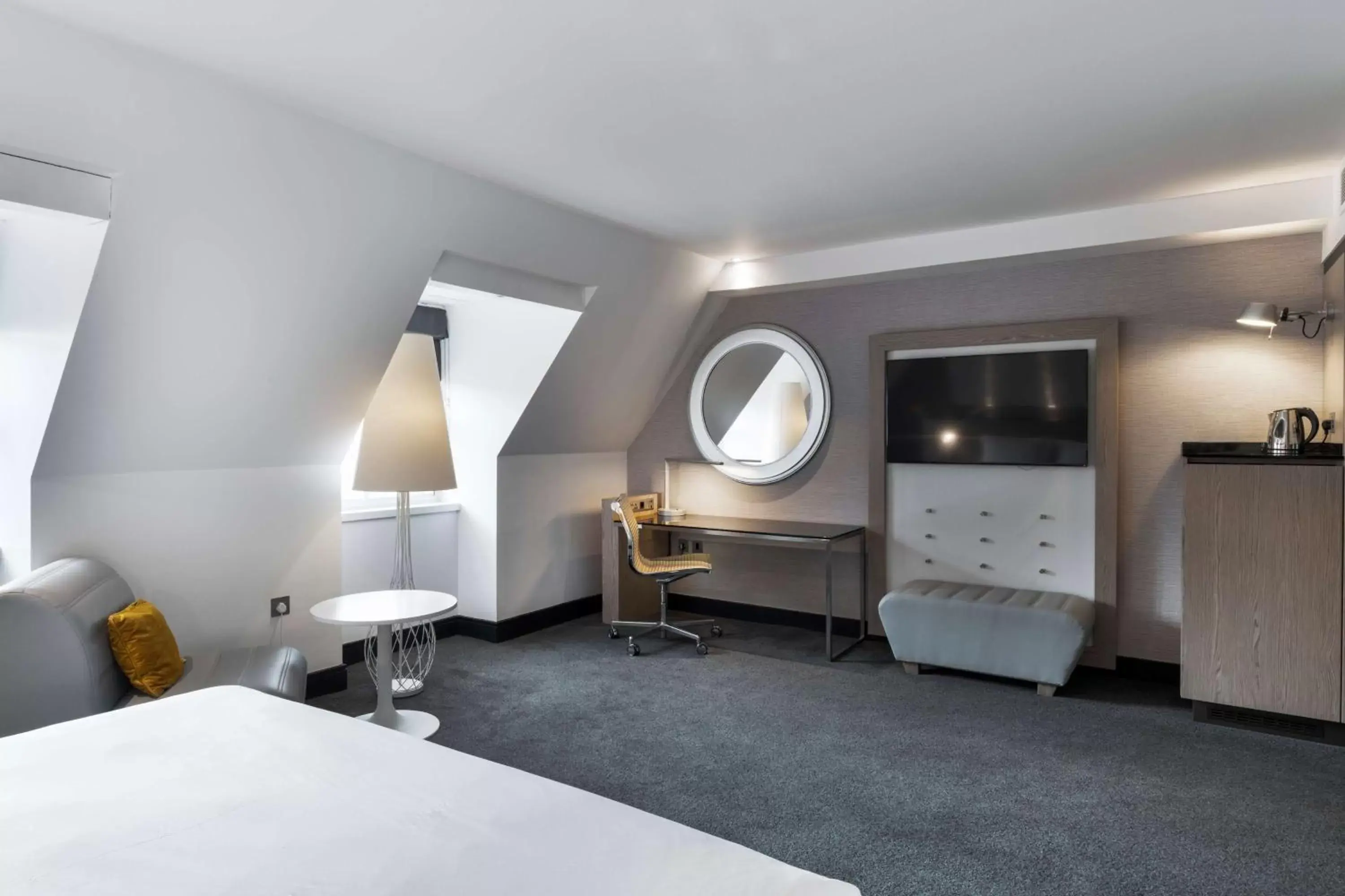 Bedroom, Seating Area in Radisson Blu Hotel, Edinburgh City Centre
