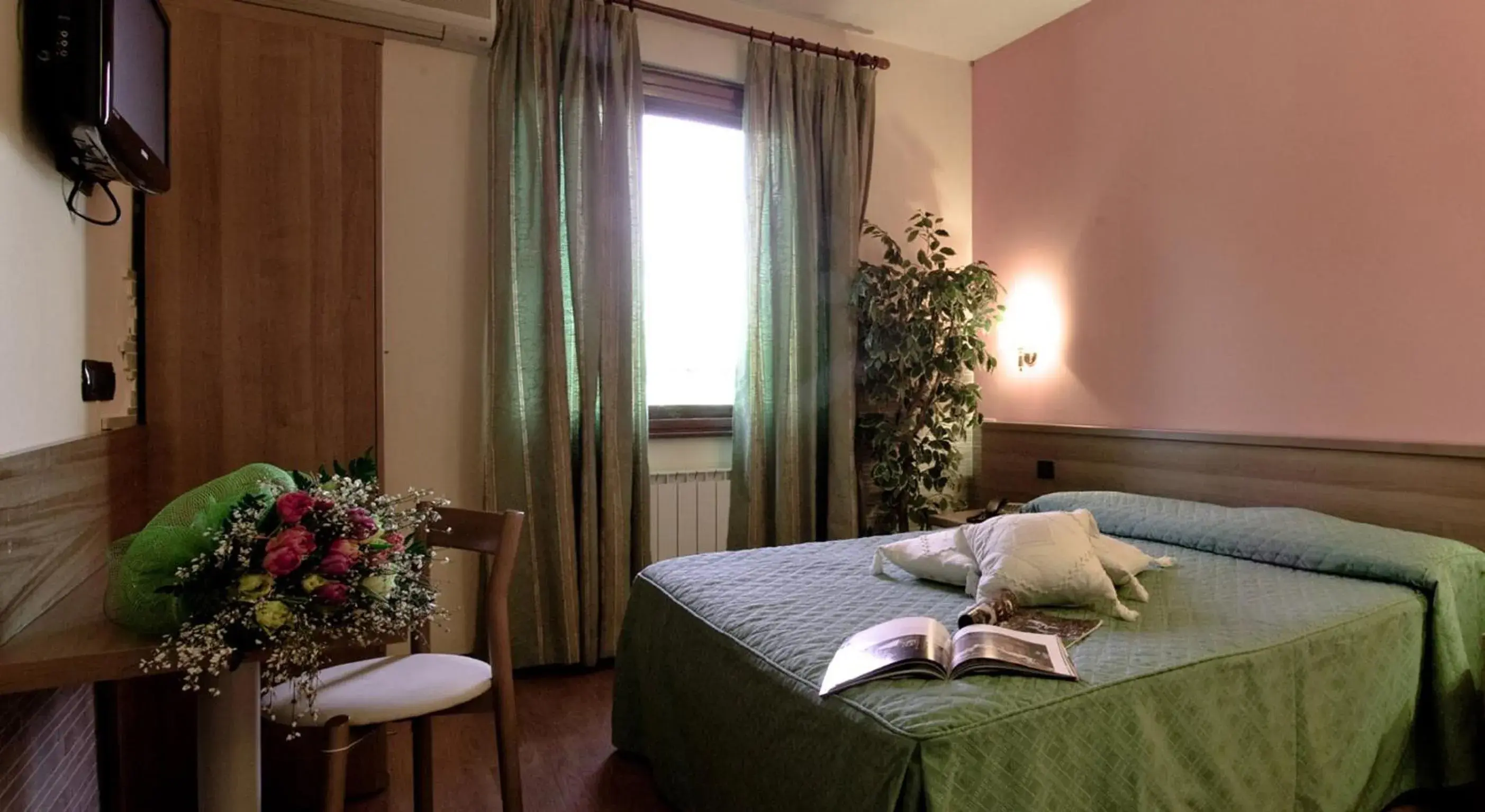 Bedroom, Bed in Hotel Ristorante Tre Leoni