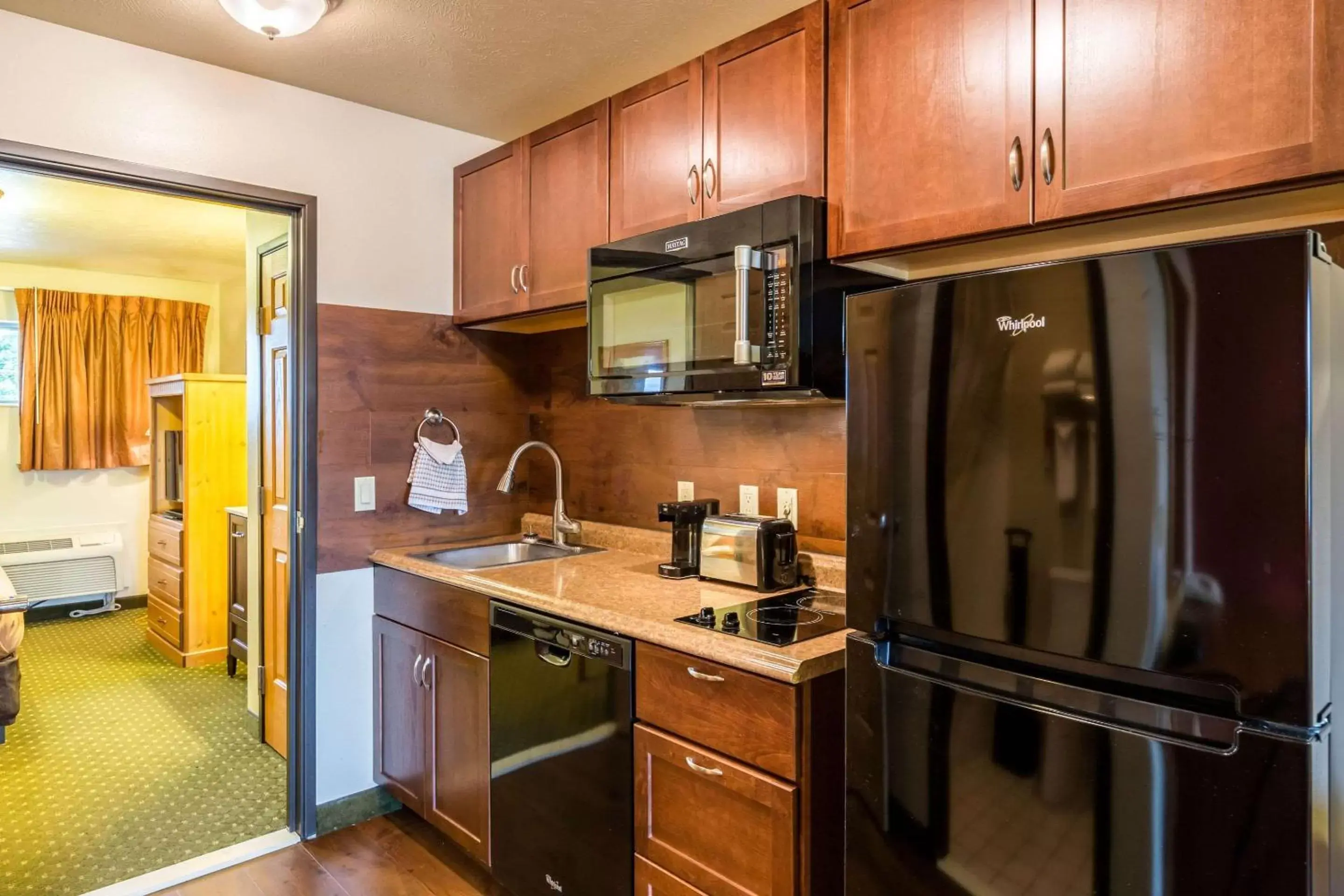 Photo of the whole room, Kitchen/Kitchenette in Harmony Inn & Suites