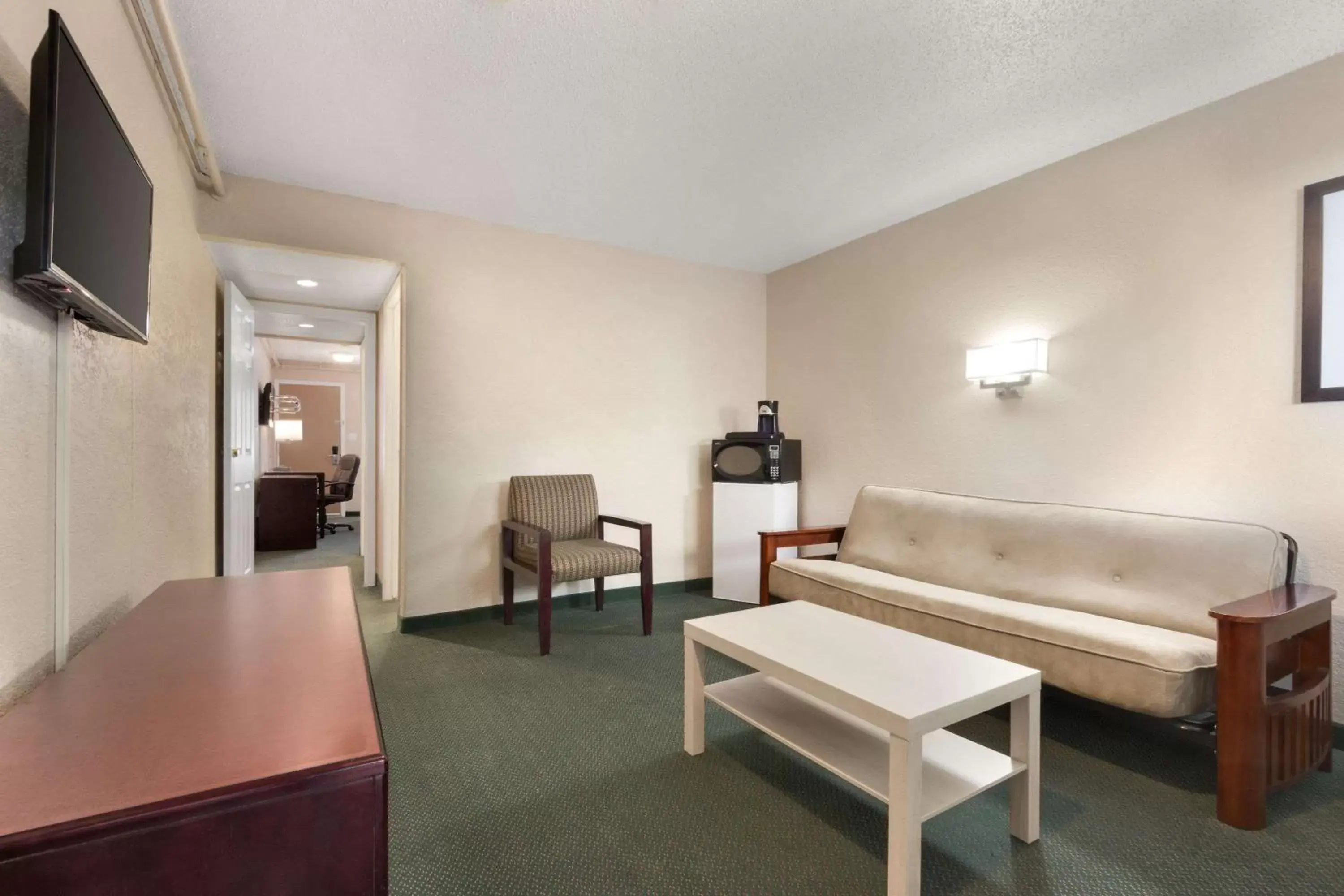 Photo of the whole room, Seating Area in Days Inn by Wyndham Lethbridge