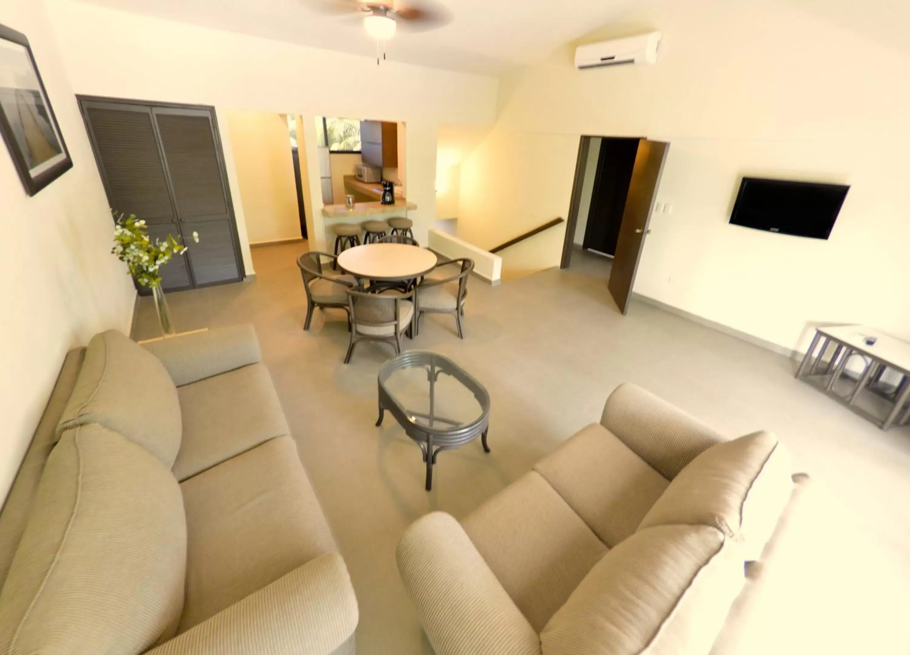 Living room, Lounge/Bar in Sina Suites