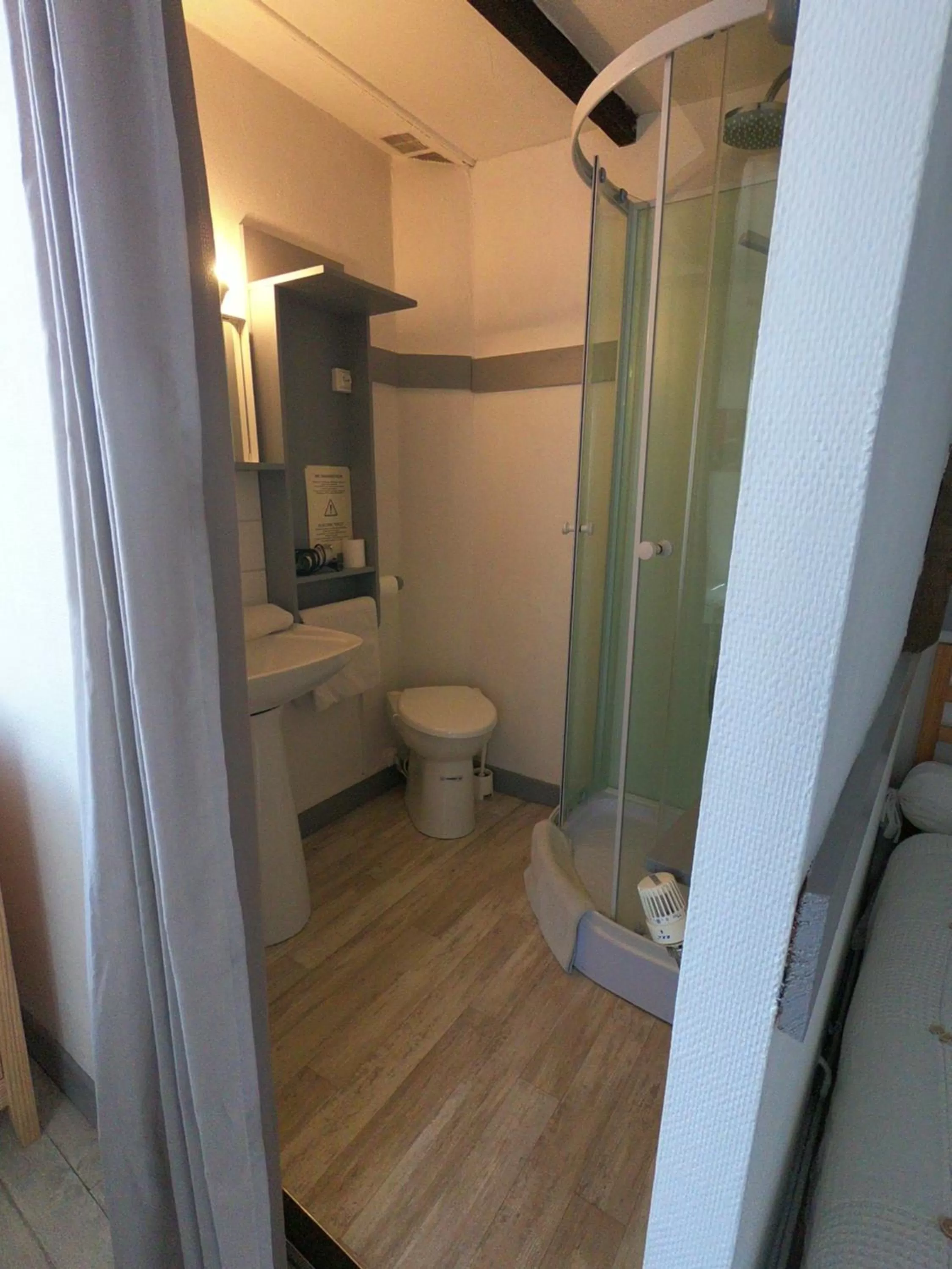 Bathroom in Le palais, hôtel - restaurant