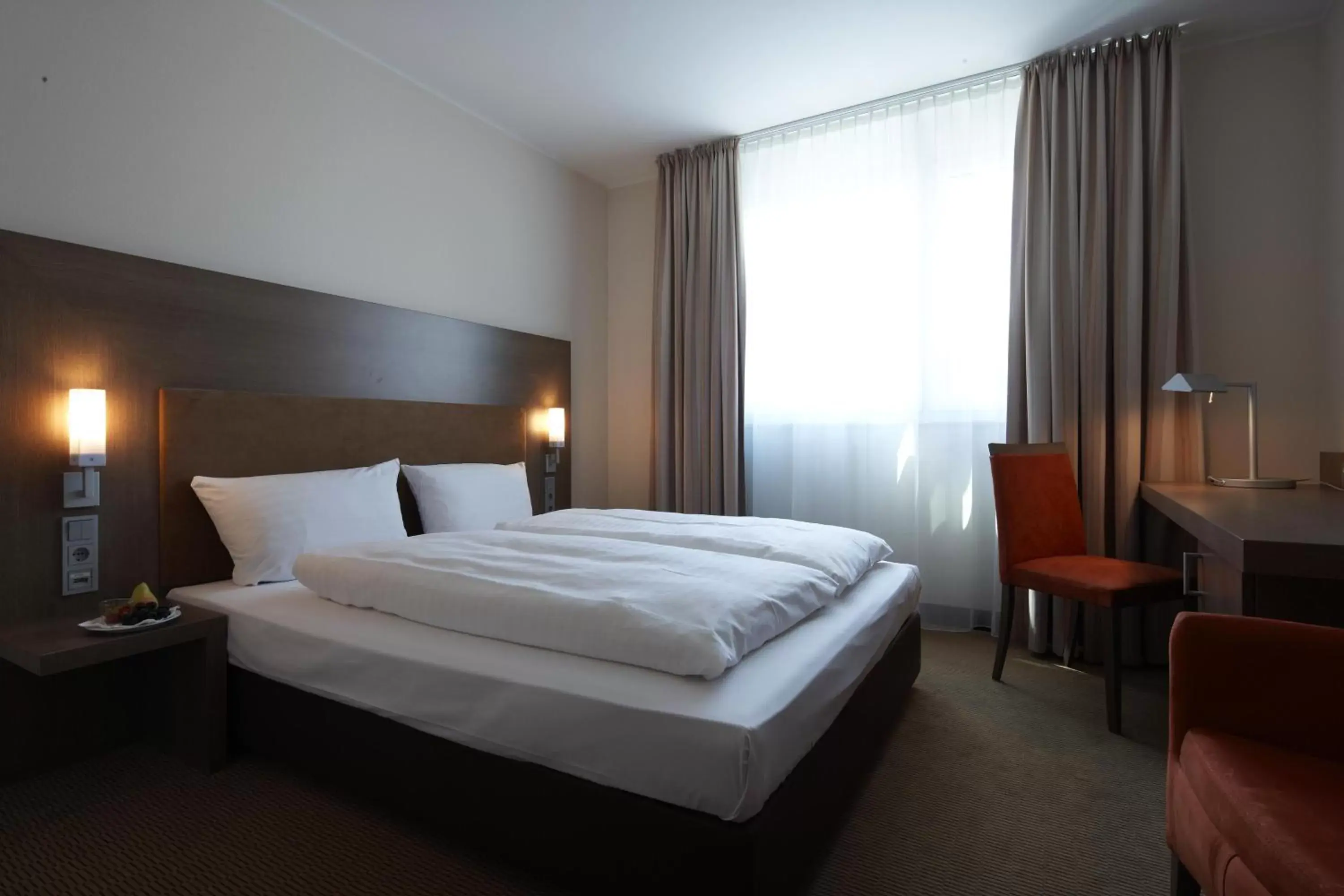 Photo of the whole room, Bed in IntercityHotel Essen