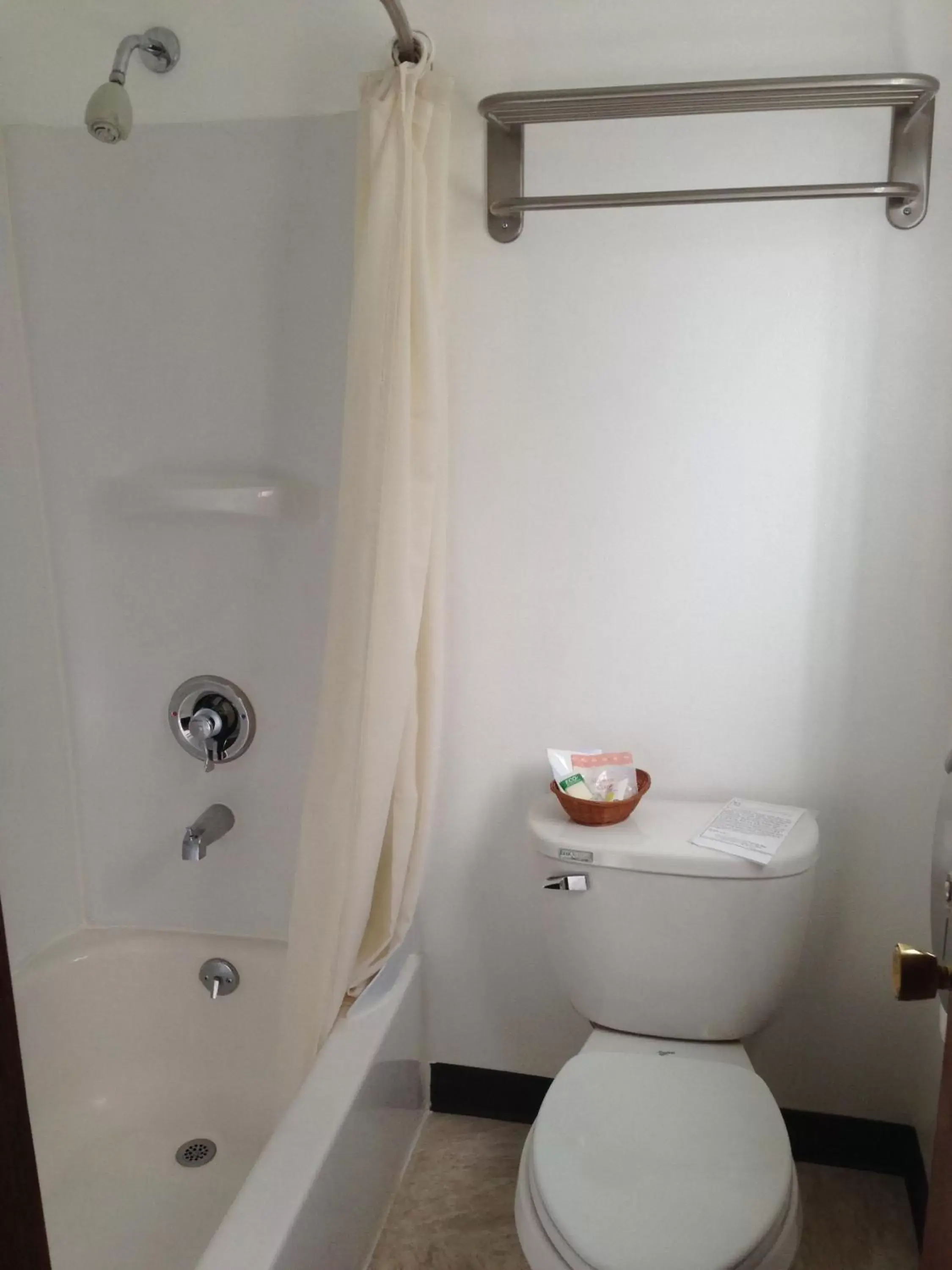 Shower, Bathroom in Dutch Cup Motel