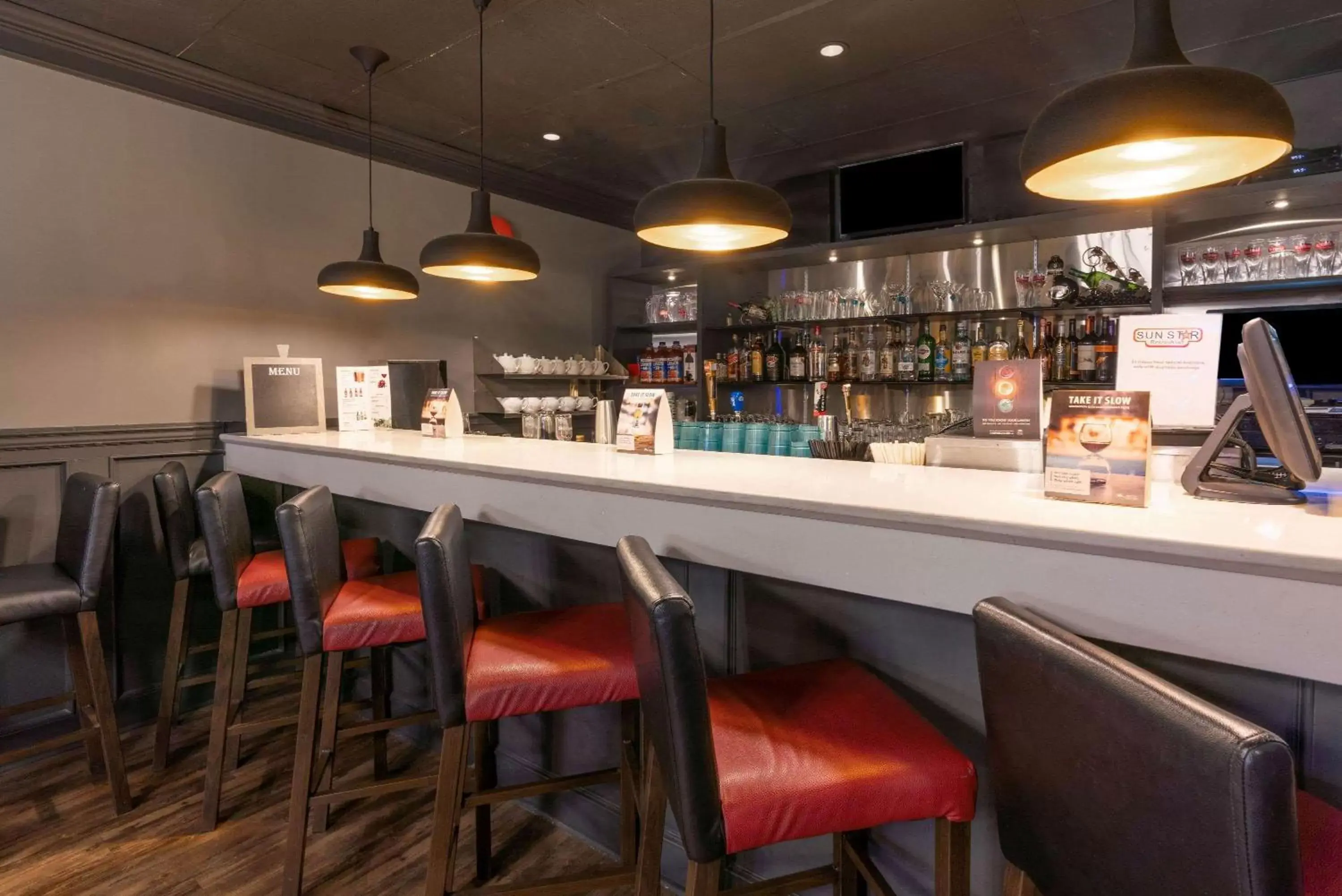 Lounge or bar in Ramada by Wyndham Coquitlam Lounge or bar in Ramada by Wyndham Coquitlam