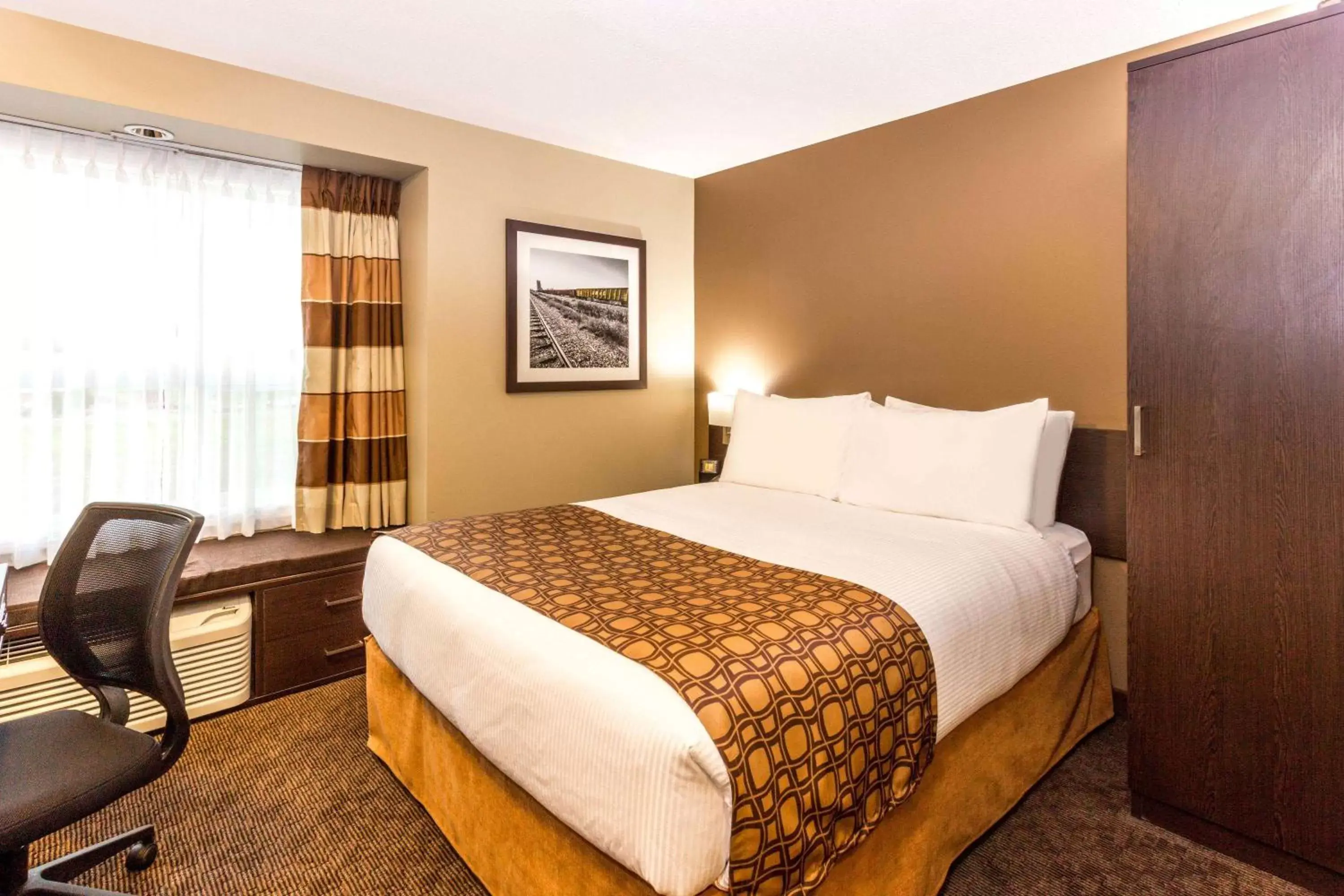 Photo of the whole room, Bed in Microtel Inn & Suites by Wyndham Whitecourt