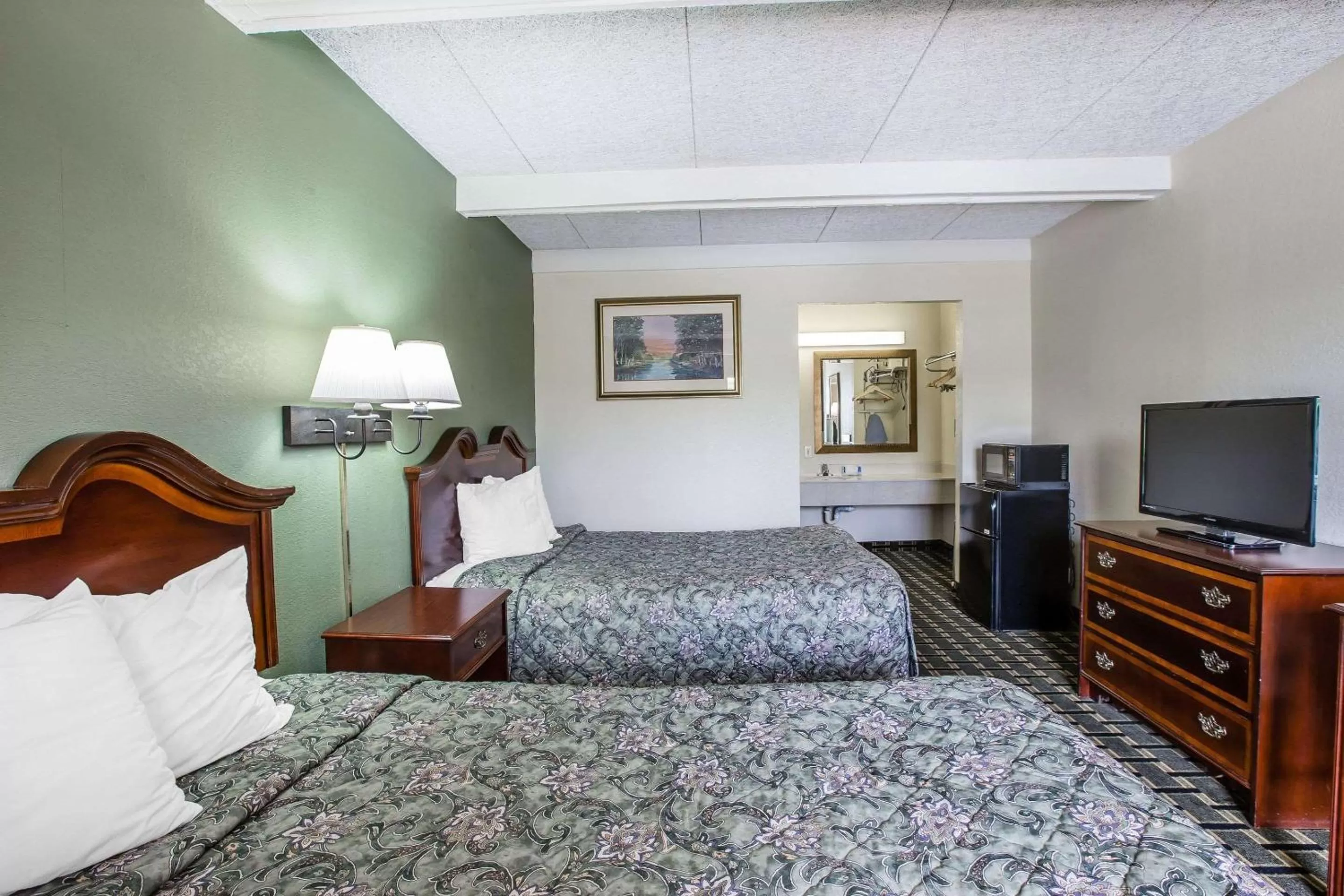 Photo of the whole room, Bed in Rodeway Inn