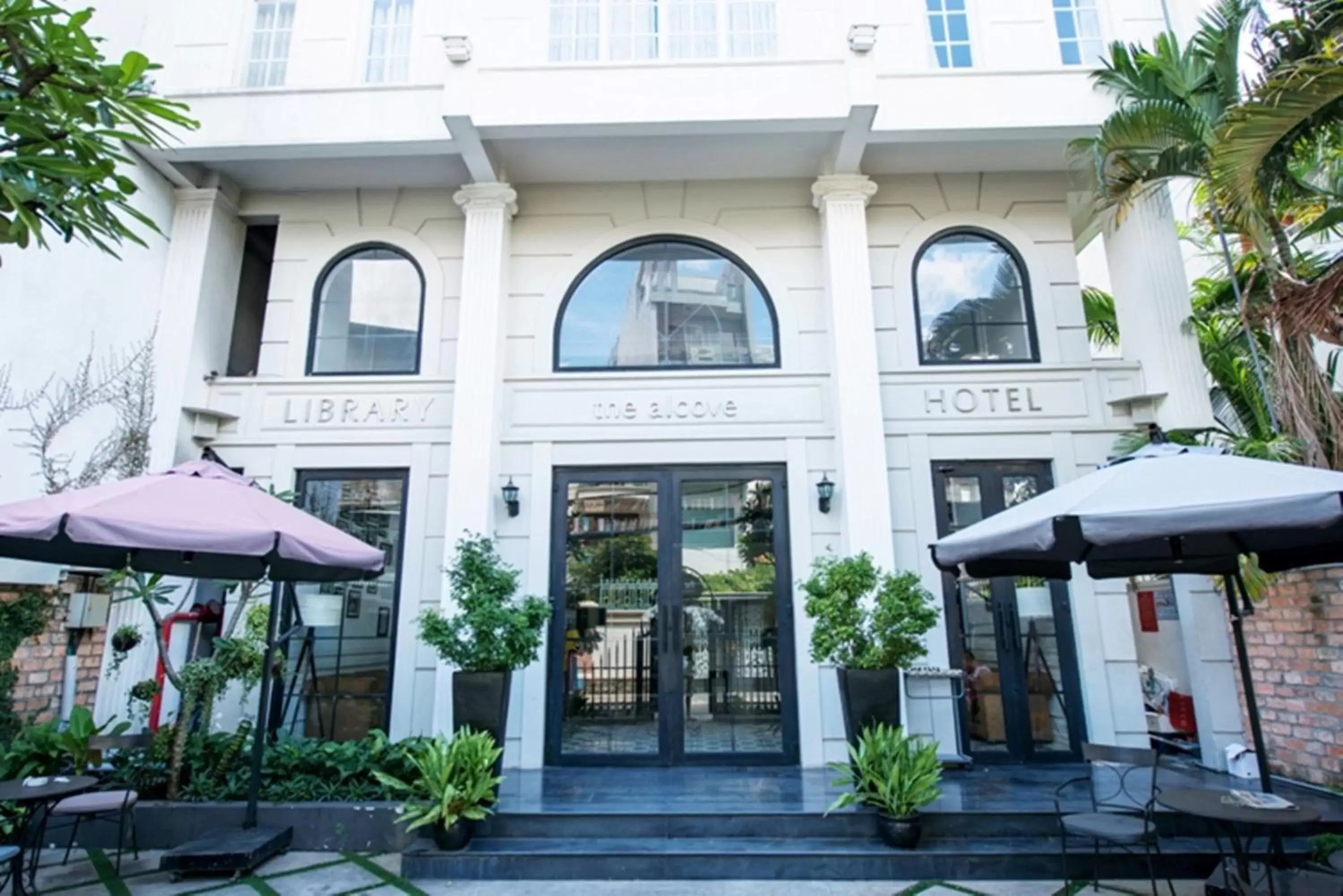 Facade/entrance, Property Building in The Alcove Library Hotel