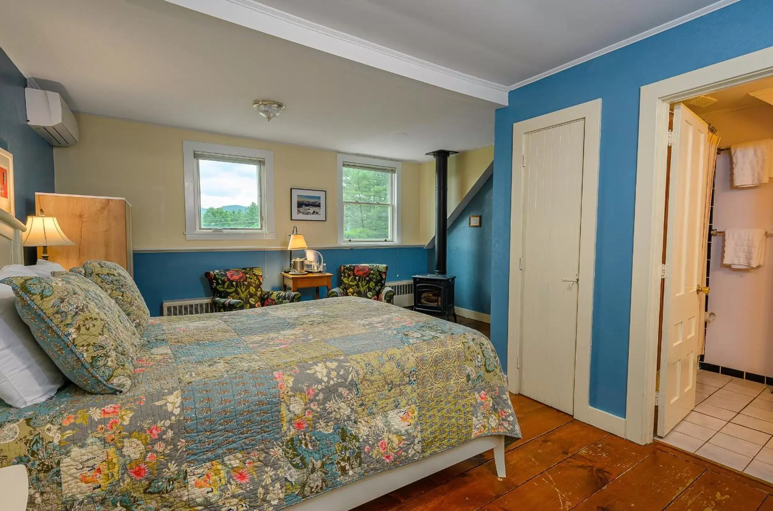 Photo of the whole room, Bed in Brass Lantern Inn