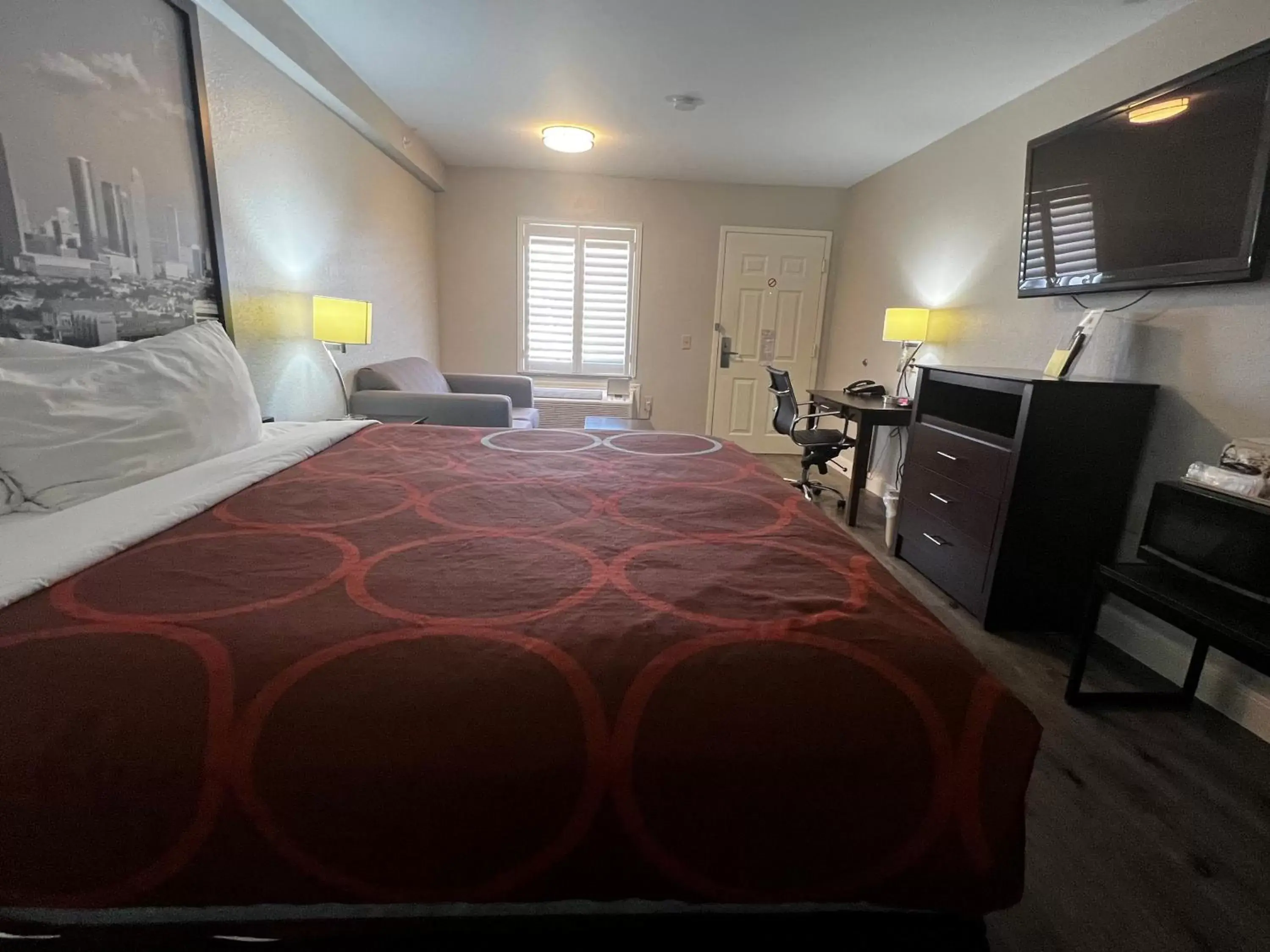 Photo of the whole room, Bed in Super 8 by Wyndham Baytown/Mont Belvieu