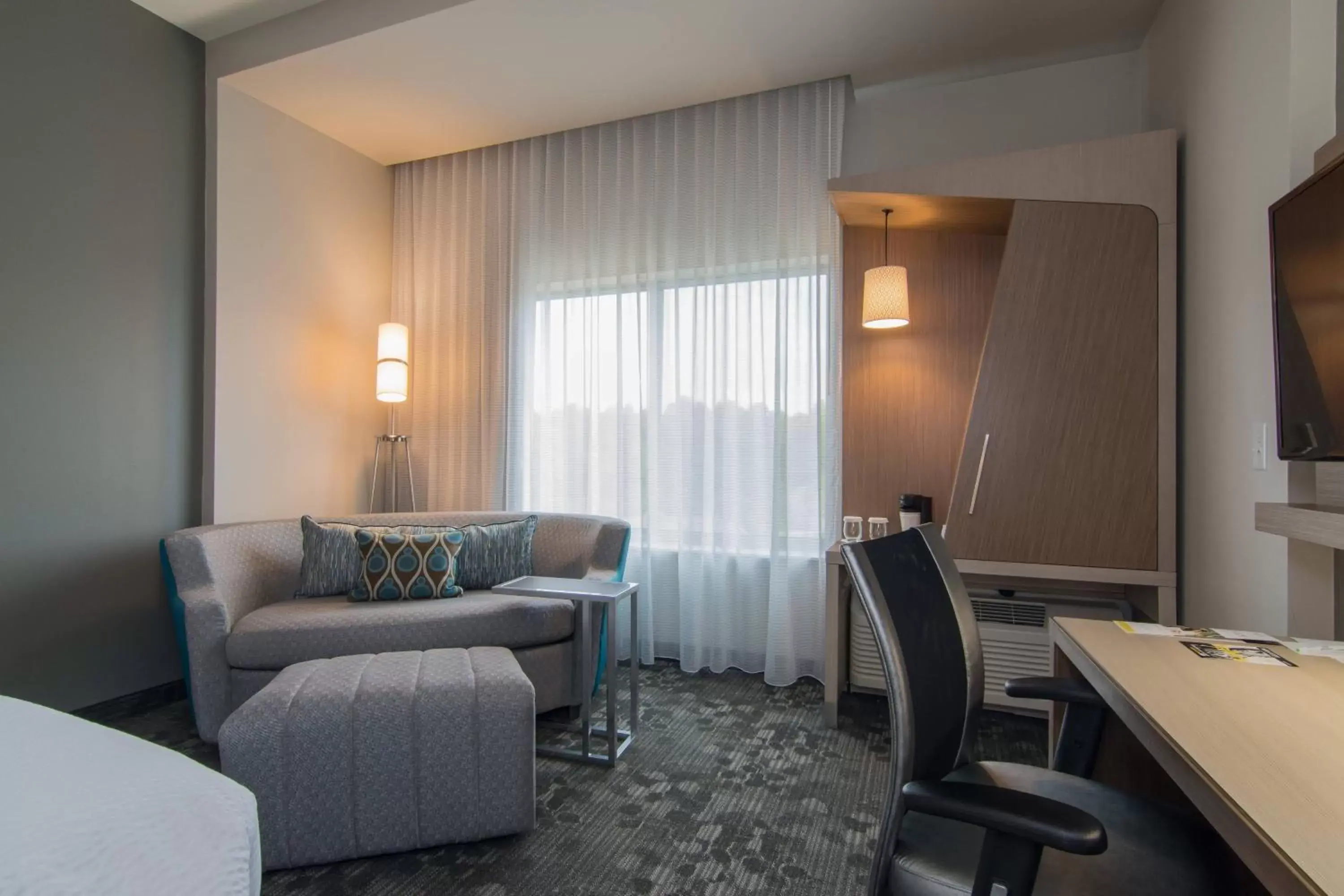 Photo of the whole room, Seating Area in Courtyard by Marriott Raleigh-Durham Airport/Brier Creek