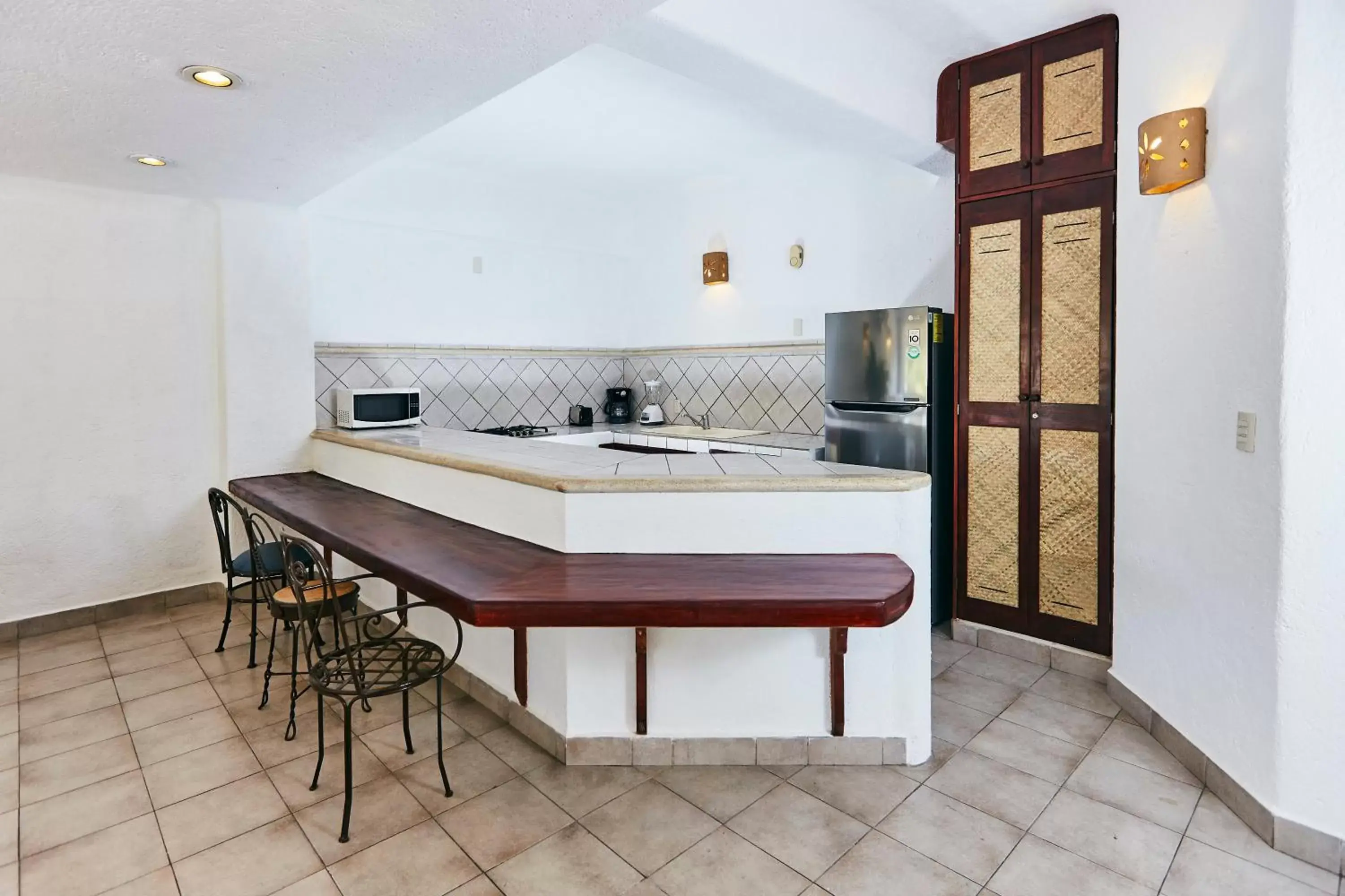 Kitchen or kitchenette, Bathroom in Hotel Suites Ixtapa Plaza