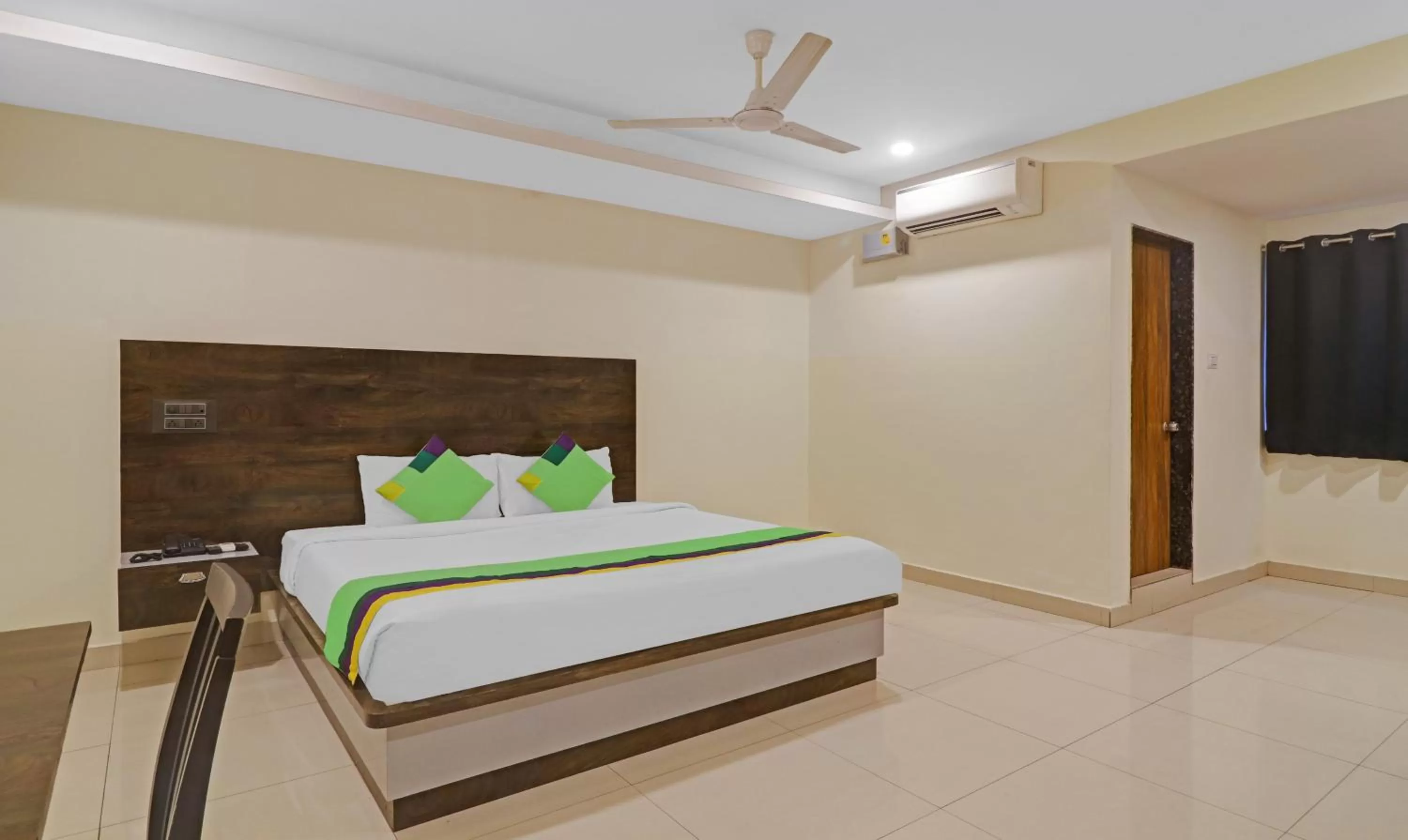 Bedroom, Bed in Treebo Tee