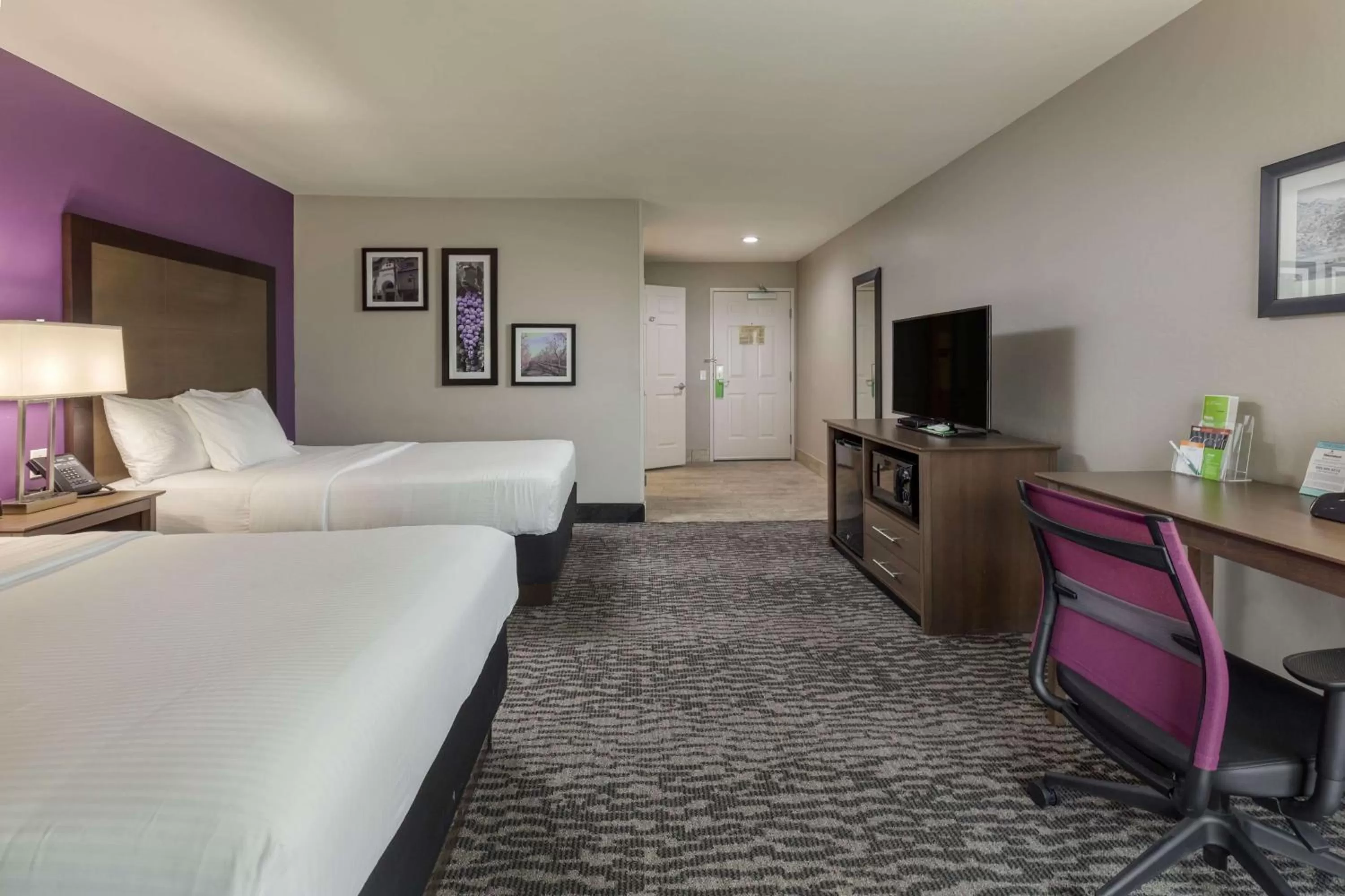 Photo of the whole room, Bed in La Quinta by Wyndham Visalia/Sequoia Gateway