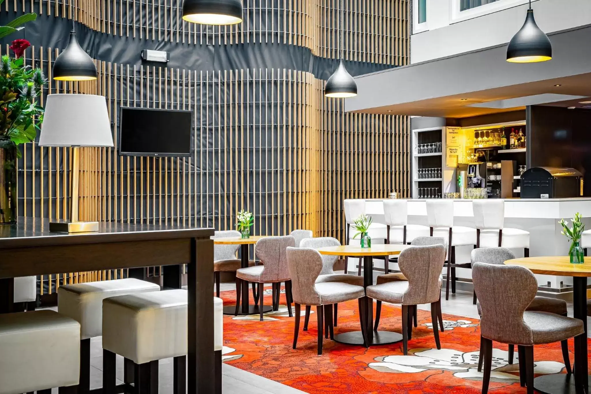 Lounge or bar, Restaurant/Places to Eat in Holiday Inn Express The Hague - Parliament, an IHG Hotel