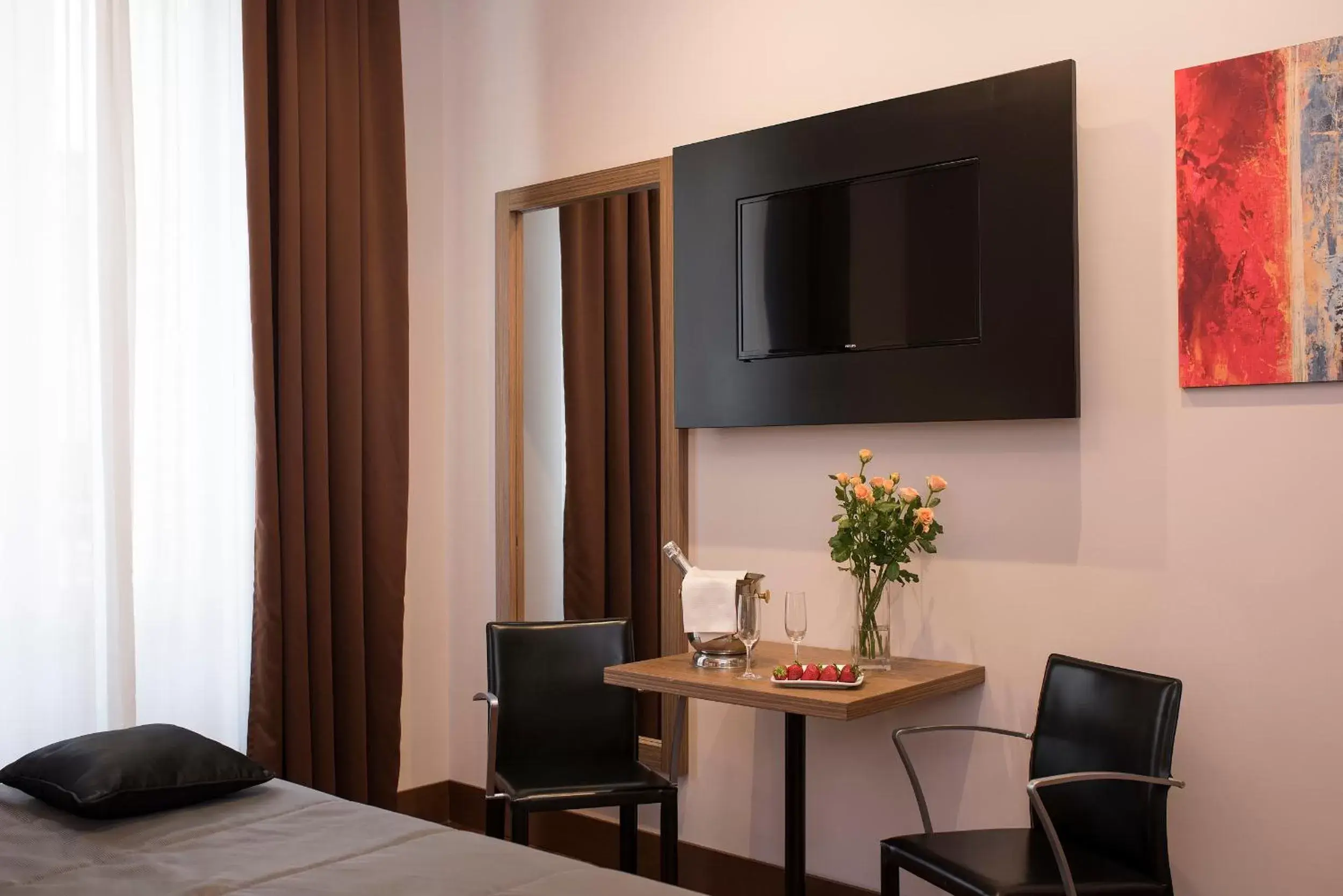 Seating area, TV/Entertainment Center in Rome Art Hotel - Gruppo Trevi Hotels