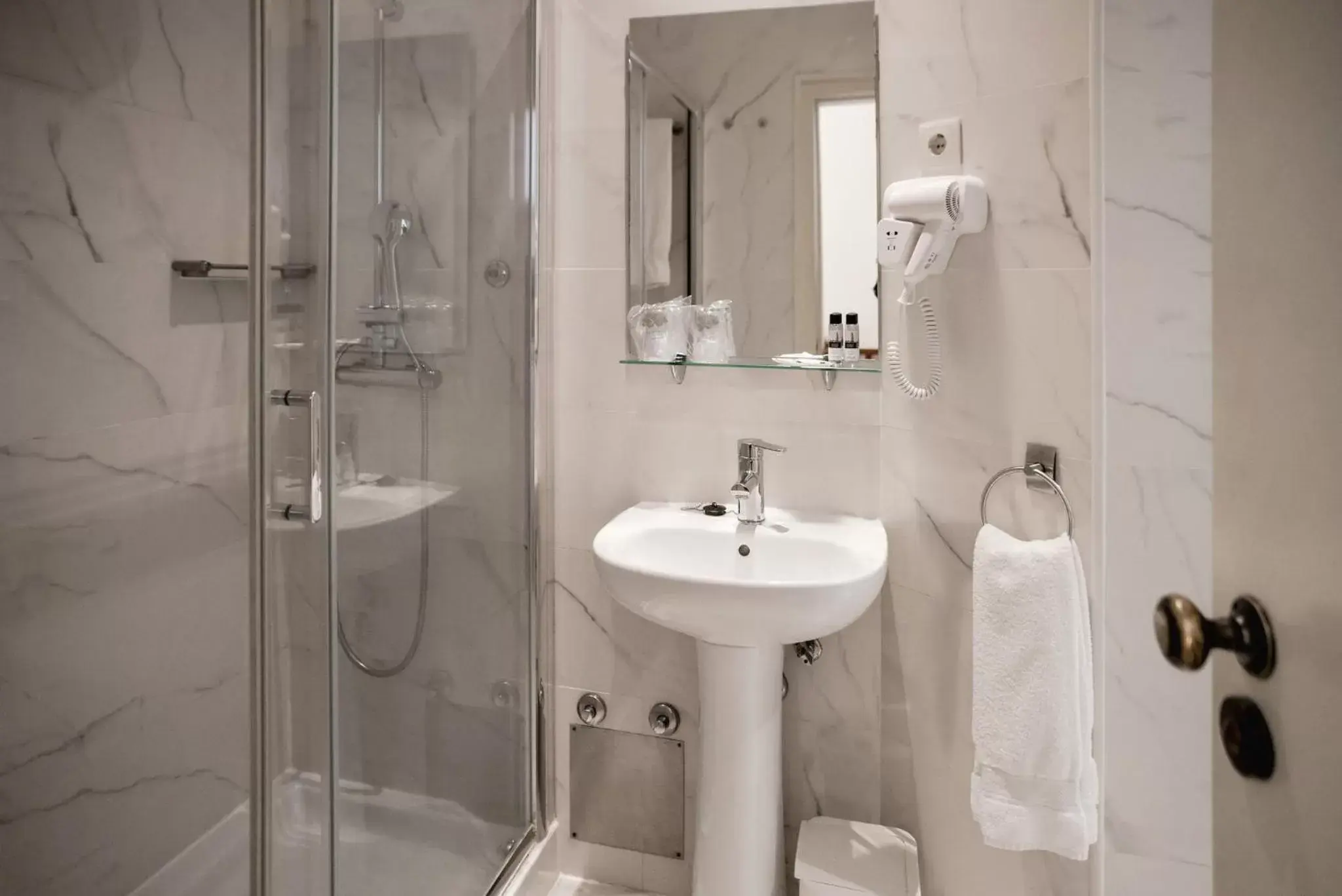 Property building, Bathroom in Hotel Aliados