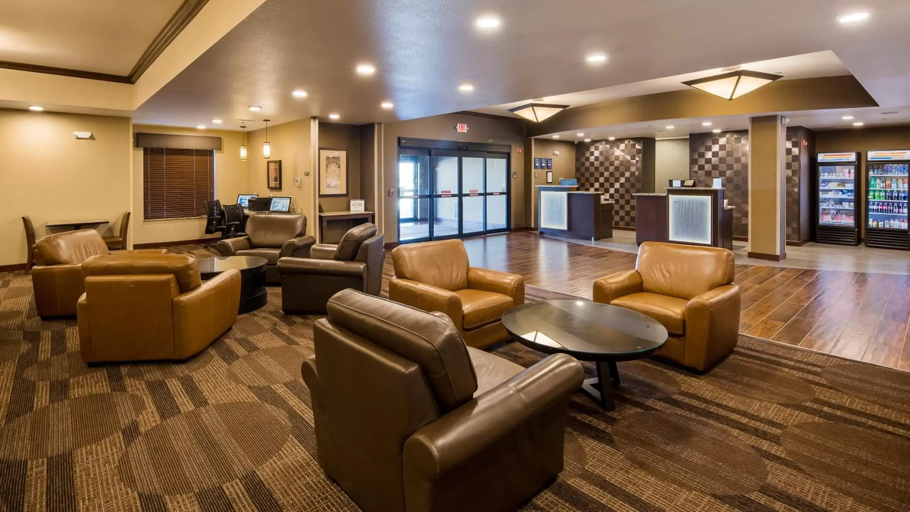 Lobby or reception, Lounge/Bar in Best Western Plus Lincoln Inn & Suites