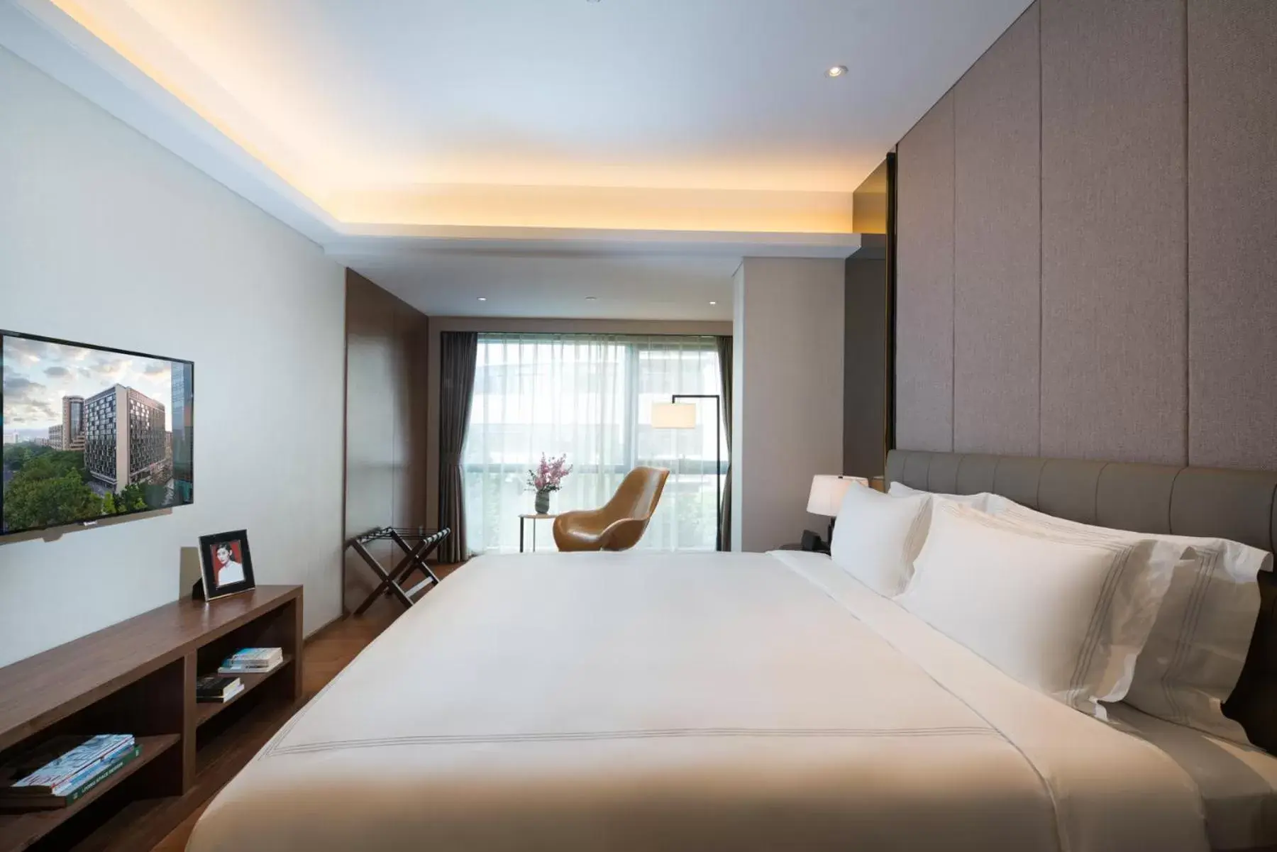 Bedroom, Bed in Fraser Suites Shenzhen