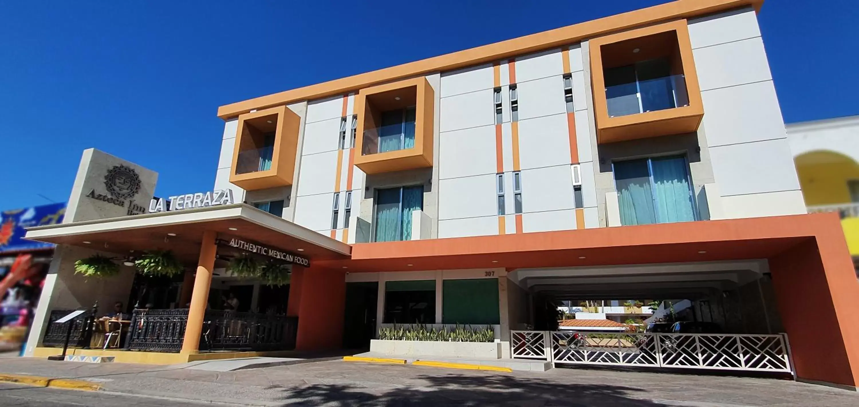 Facade/entrance in Hotel Azteca Inn