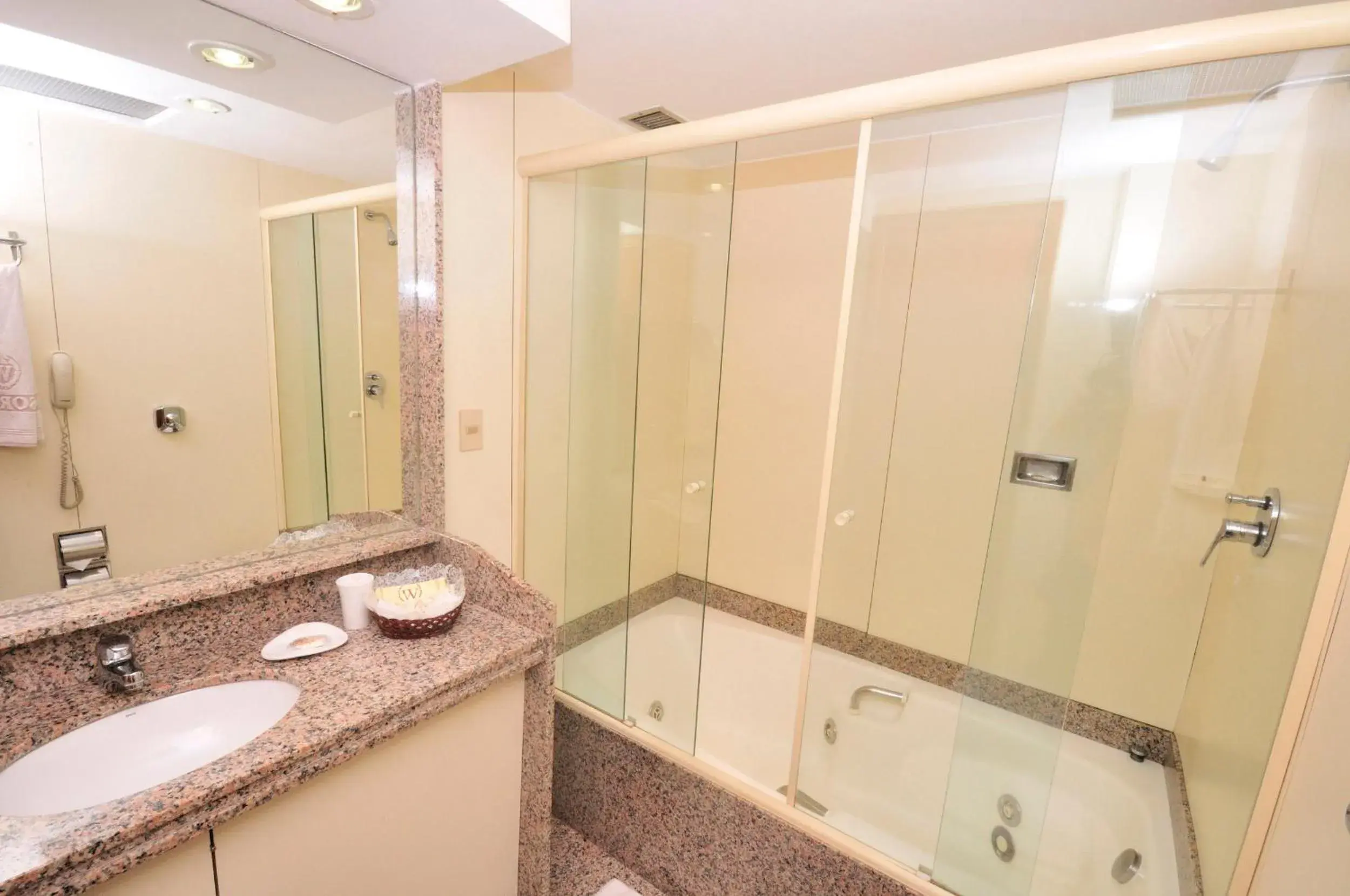 Bathroom in Windsor Guanabara Hotel