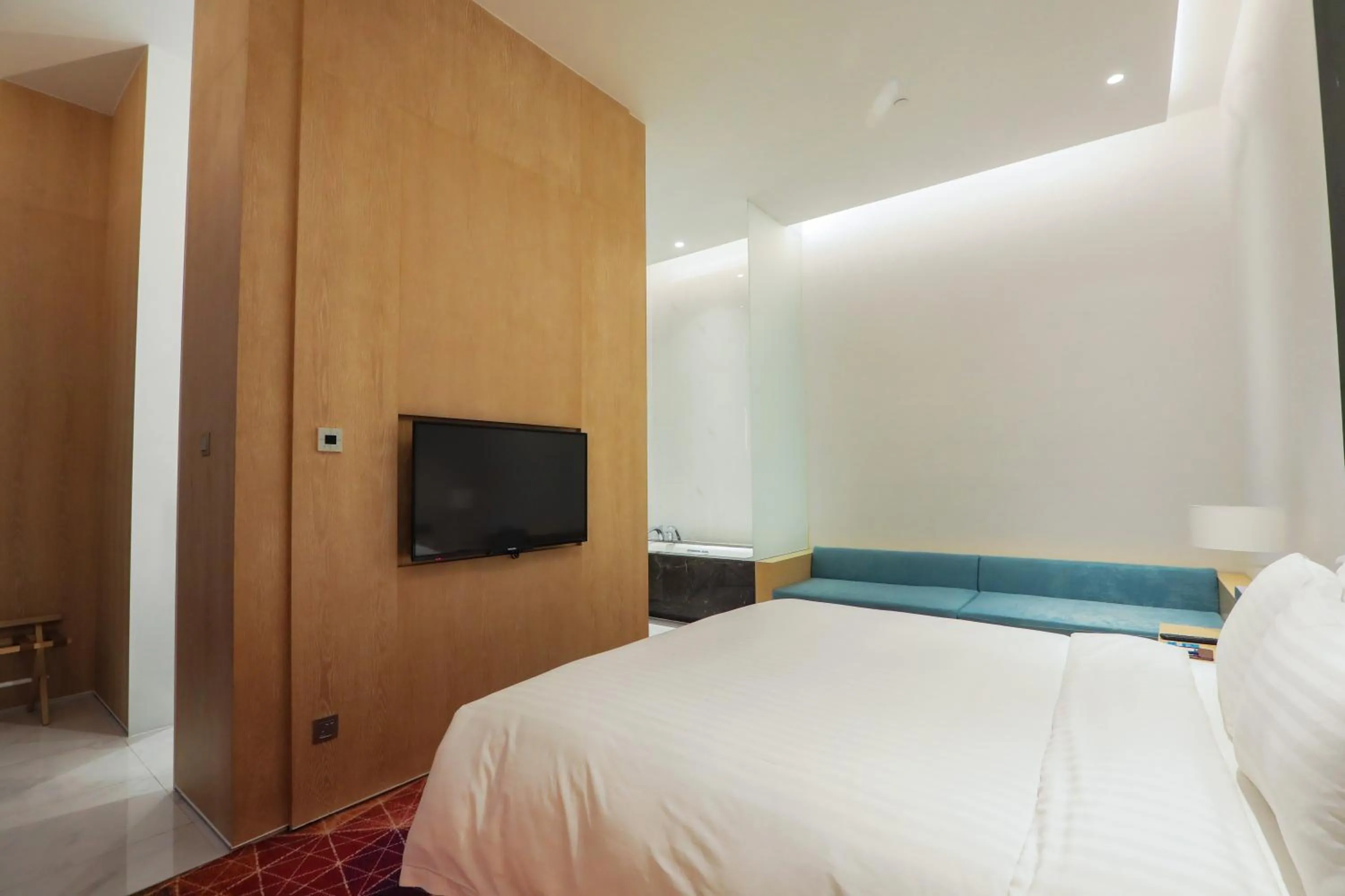 Photo of the whole room, Bed in Holiday Inn Express Shanghai Songjiang Fangta by IHG