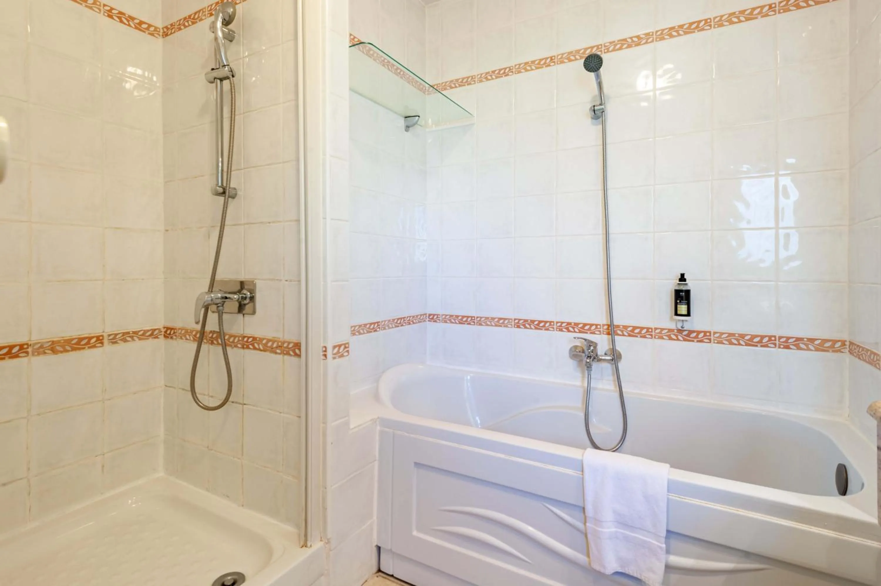 Bathroom in Residhotel Golf Grand Avignon