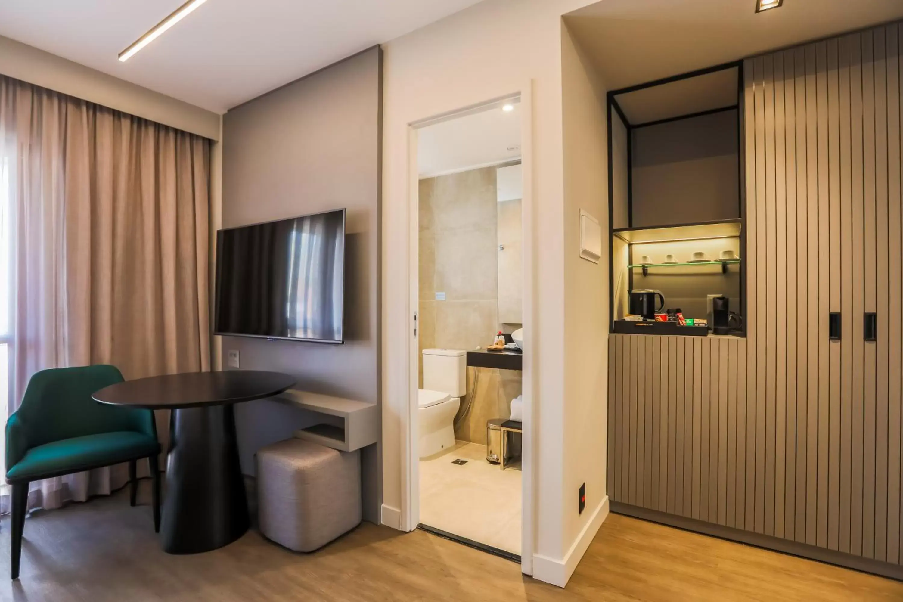 Bedroom, TV/Entertainment Center in Double Tree by Hilton São Paulo Itaim