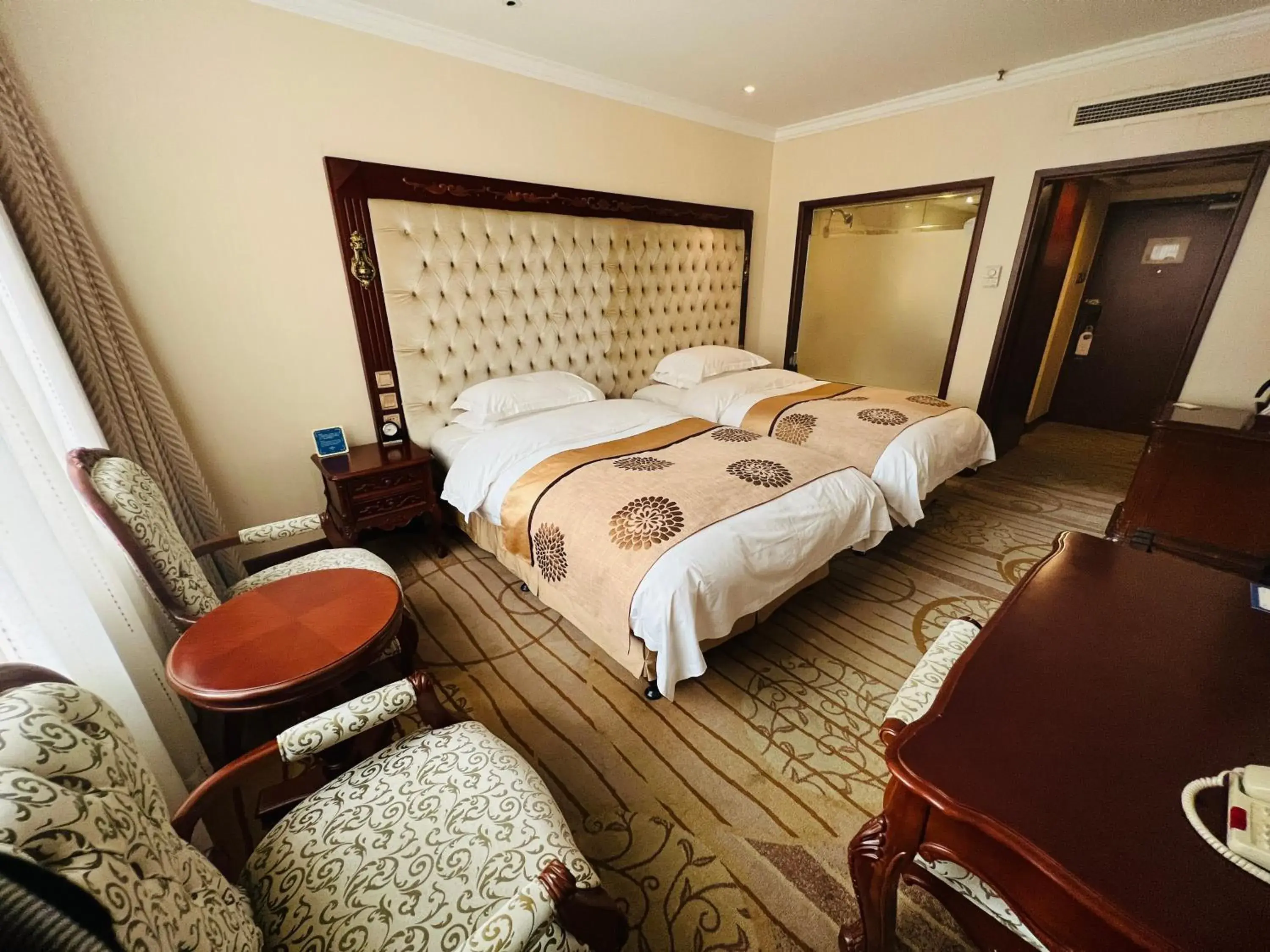 Bed in Howard Johnson Paragon Hotel Beijing