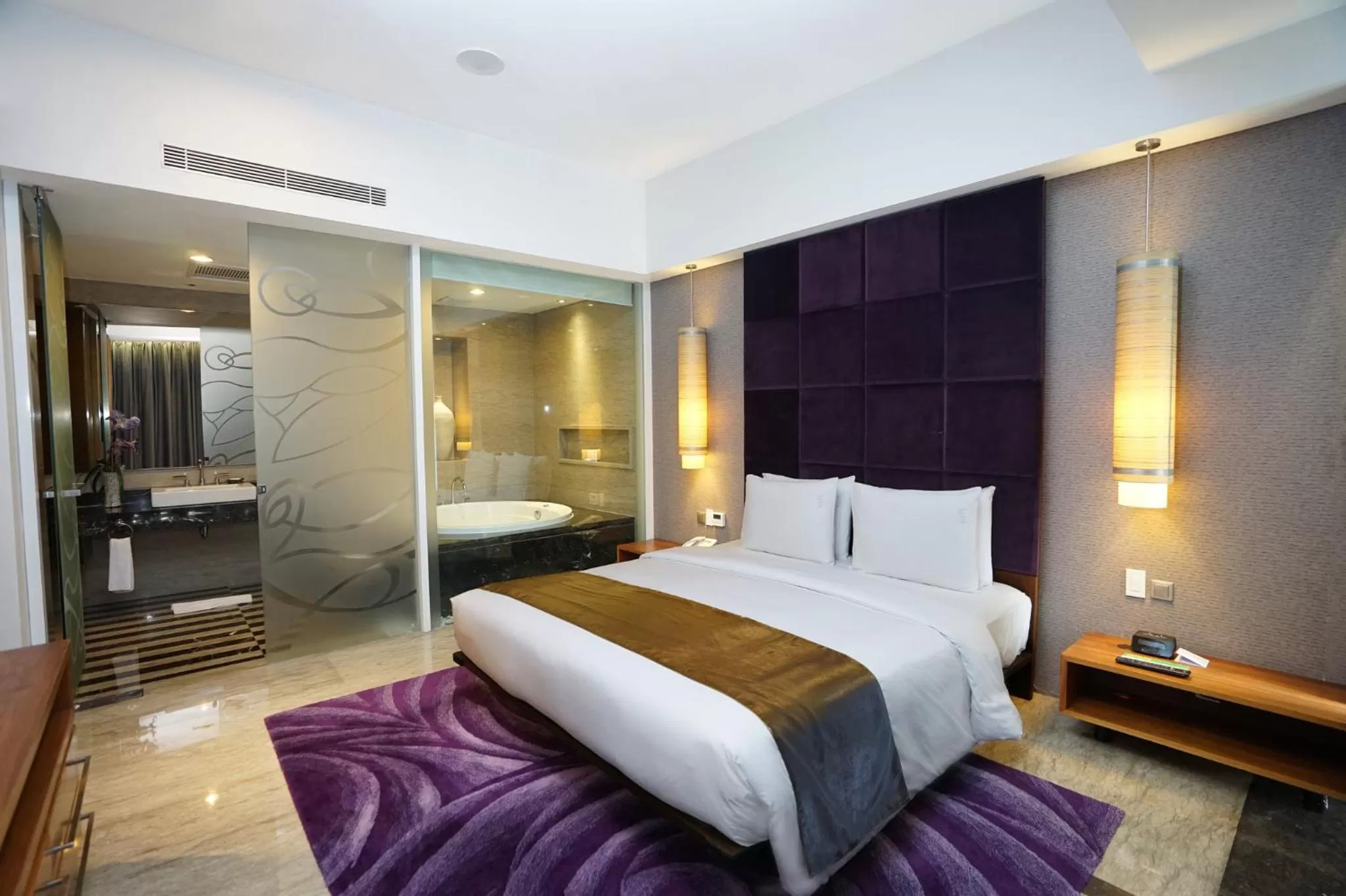 Photo of the whole room, Bed in Holiday Inn Bandung Pasteur by IHG