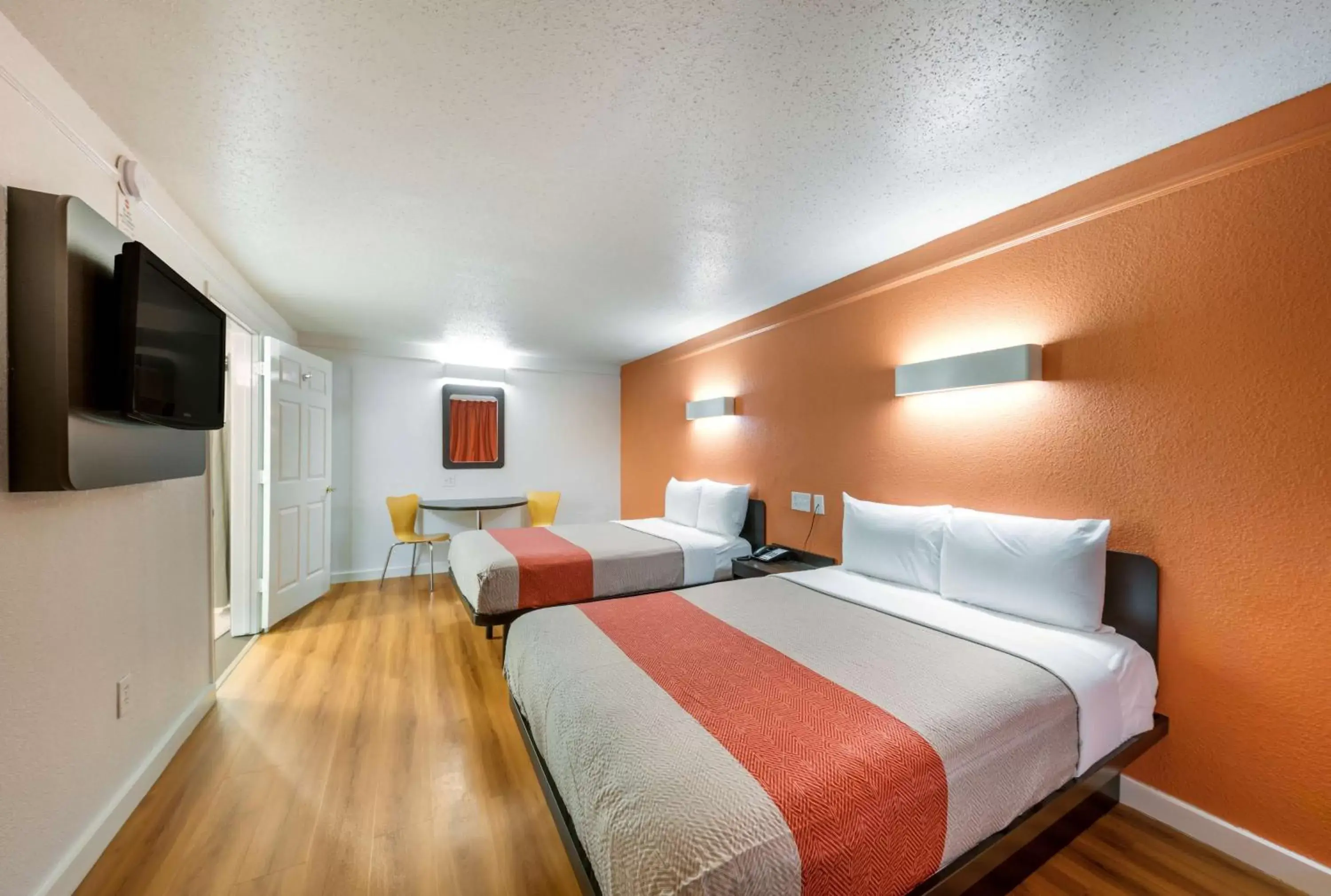 TV and multimedia, Bed in Motel 6-Dallas, TX - Farmers Branch