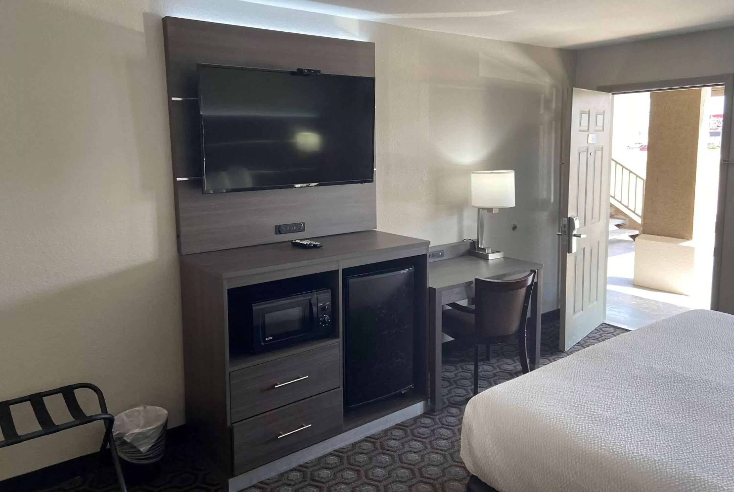 Photo of the whole room, TV/Entertainment Center in Days Inn by Wyndham Wagoner