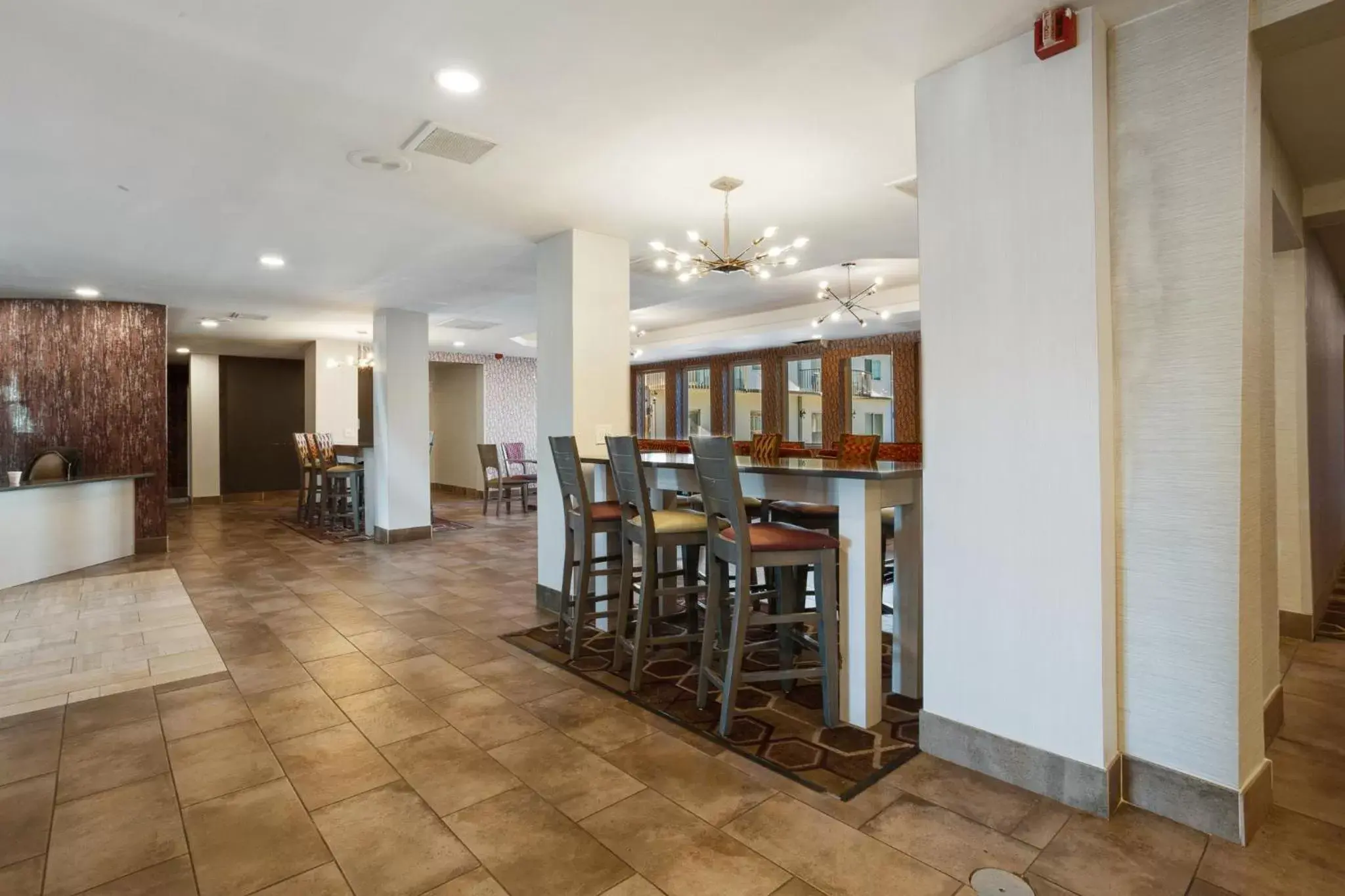 Dining Area in Orangewood Inn & Suites Kansas City Airport