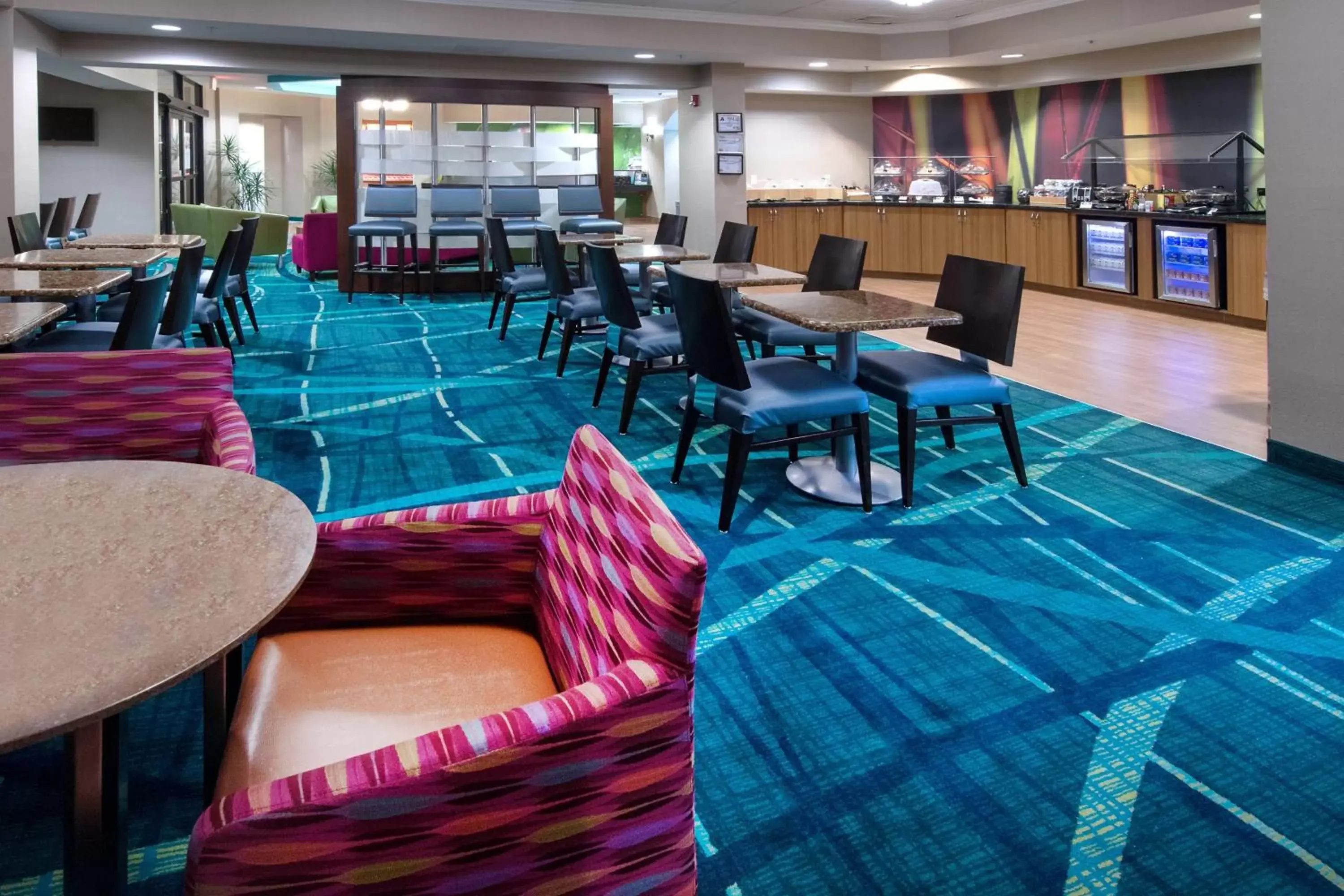 Breakfast, Lounge/Bar in SpringHill Suites by Marriott Greensboro