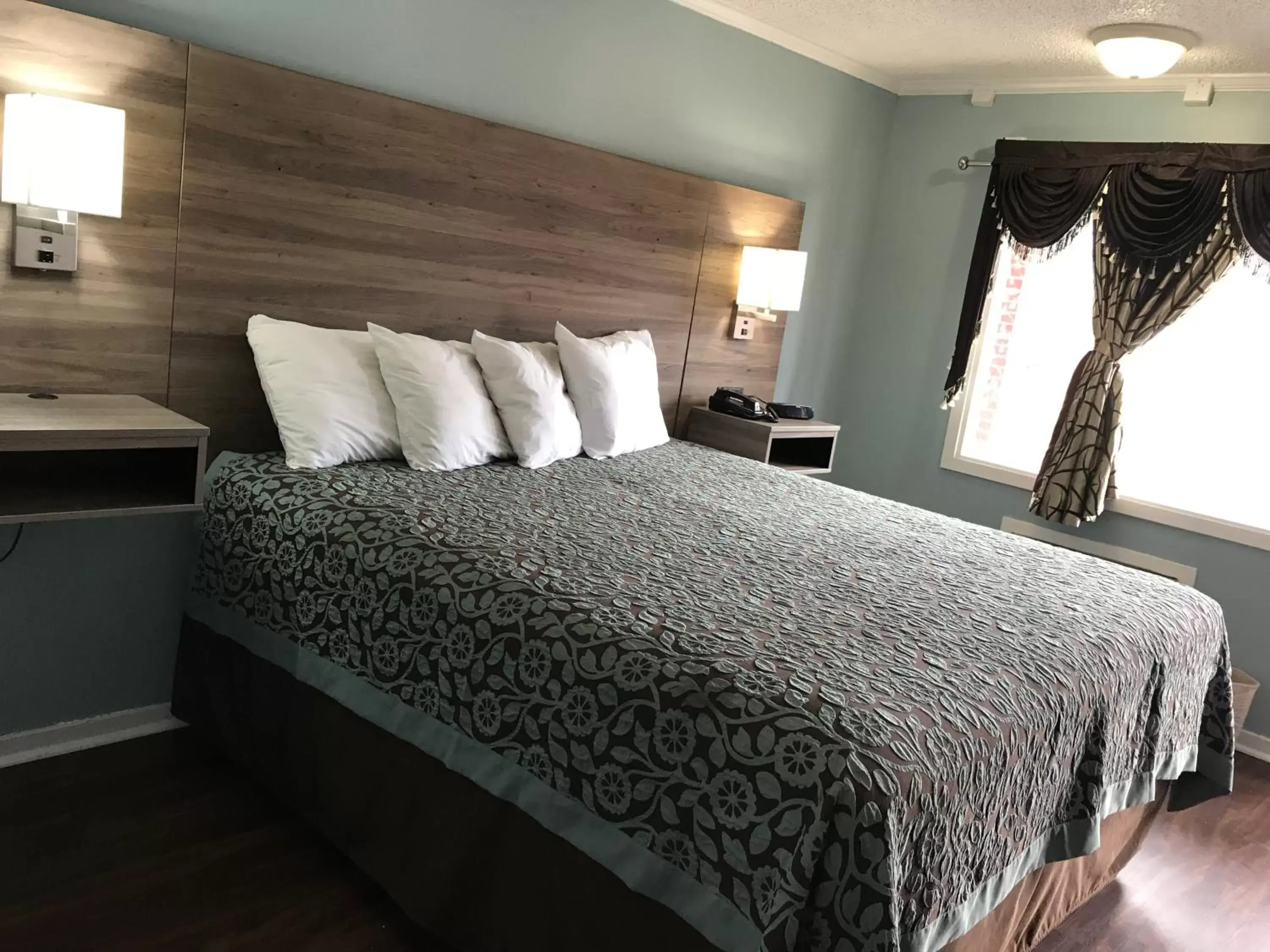 Bed in Winton Inn & Suites