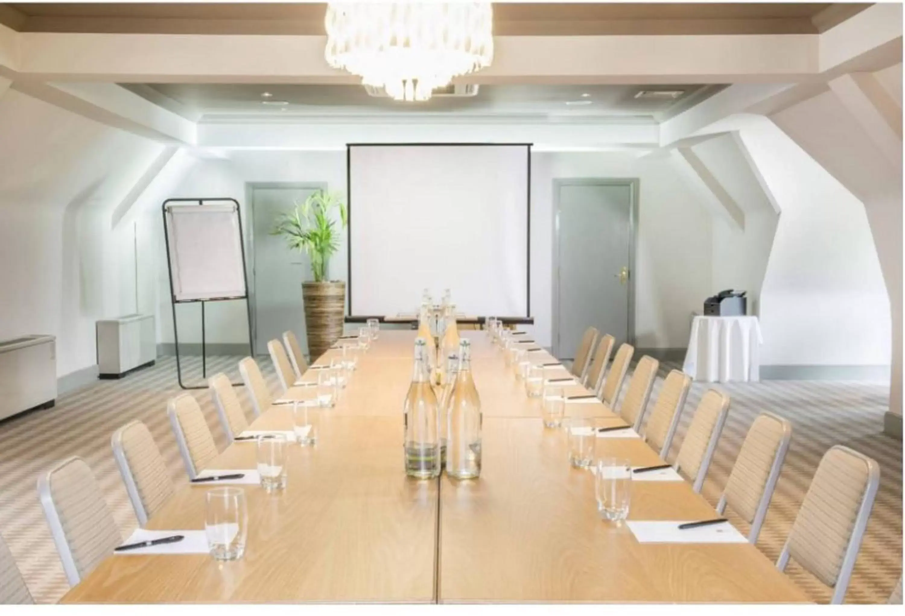 Meeting/conference room in voco - Oxford Thames, an IHG Hotel