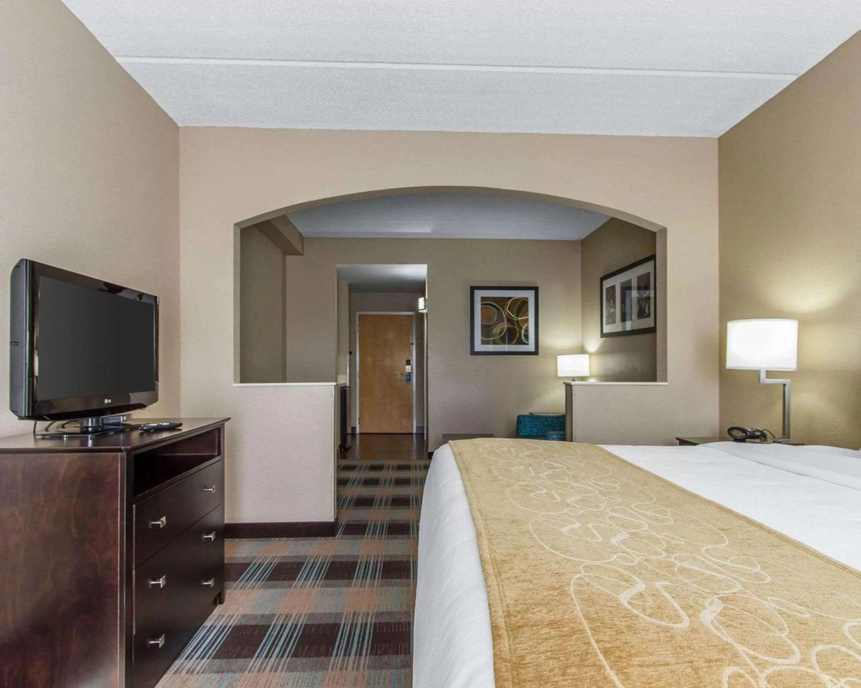 Photo of the whole room, Bed in Comfort Suites Kenner