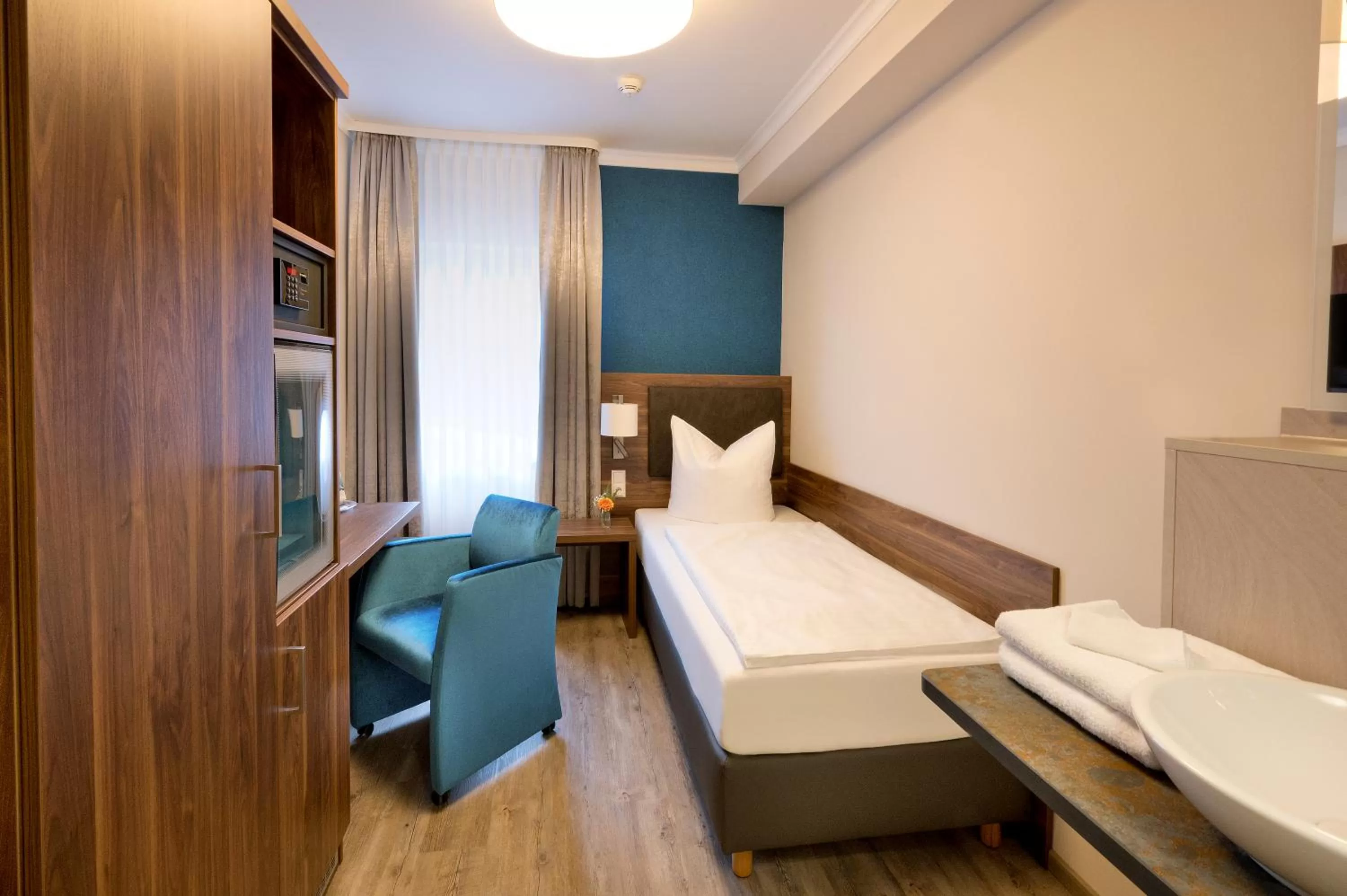 Photo of the whole room, Bed in Schwarzer Bär Jena