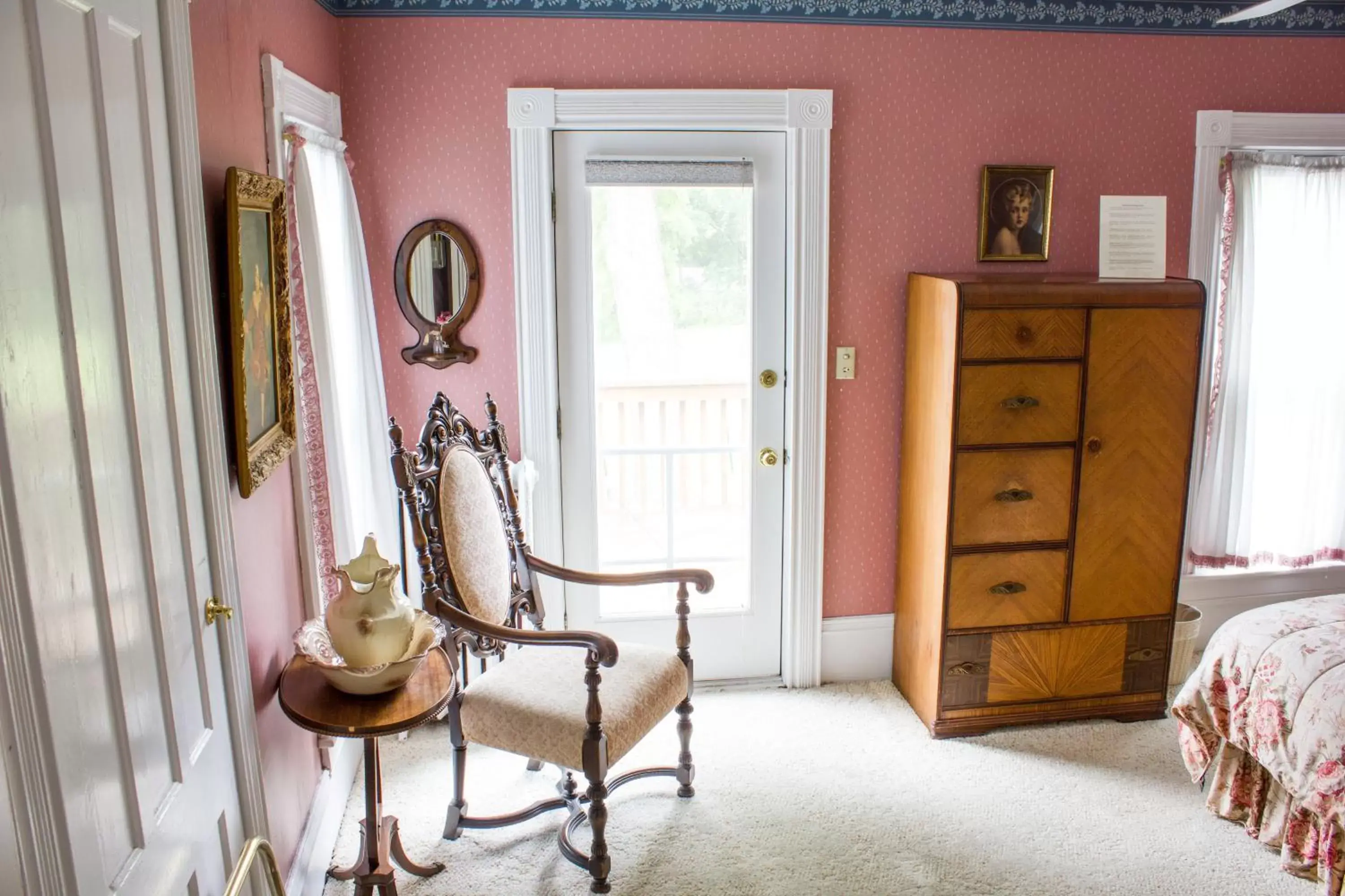 Seating Area in Hudson Manor Bed & Breakfast