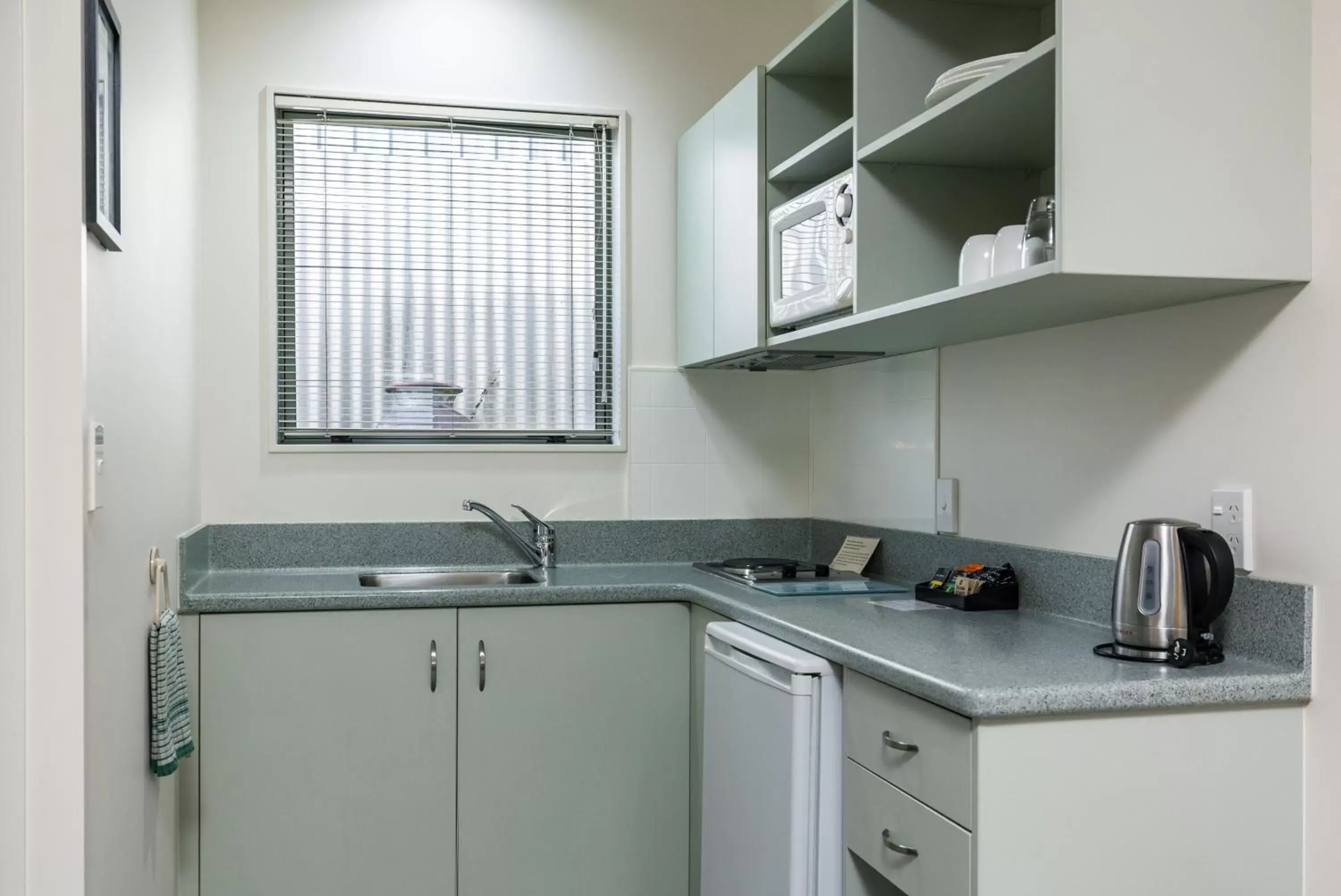 Kitchen/Kitchenette in Jasmine Court Motel