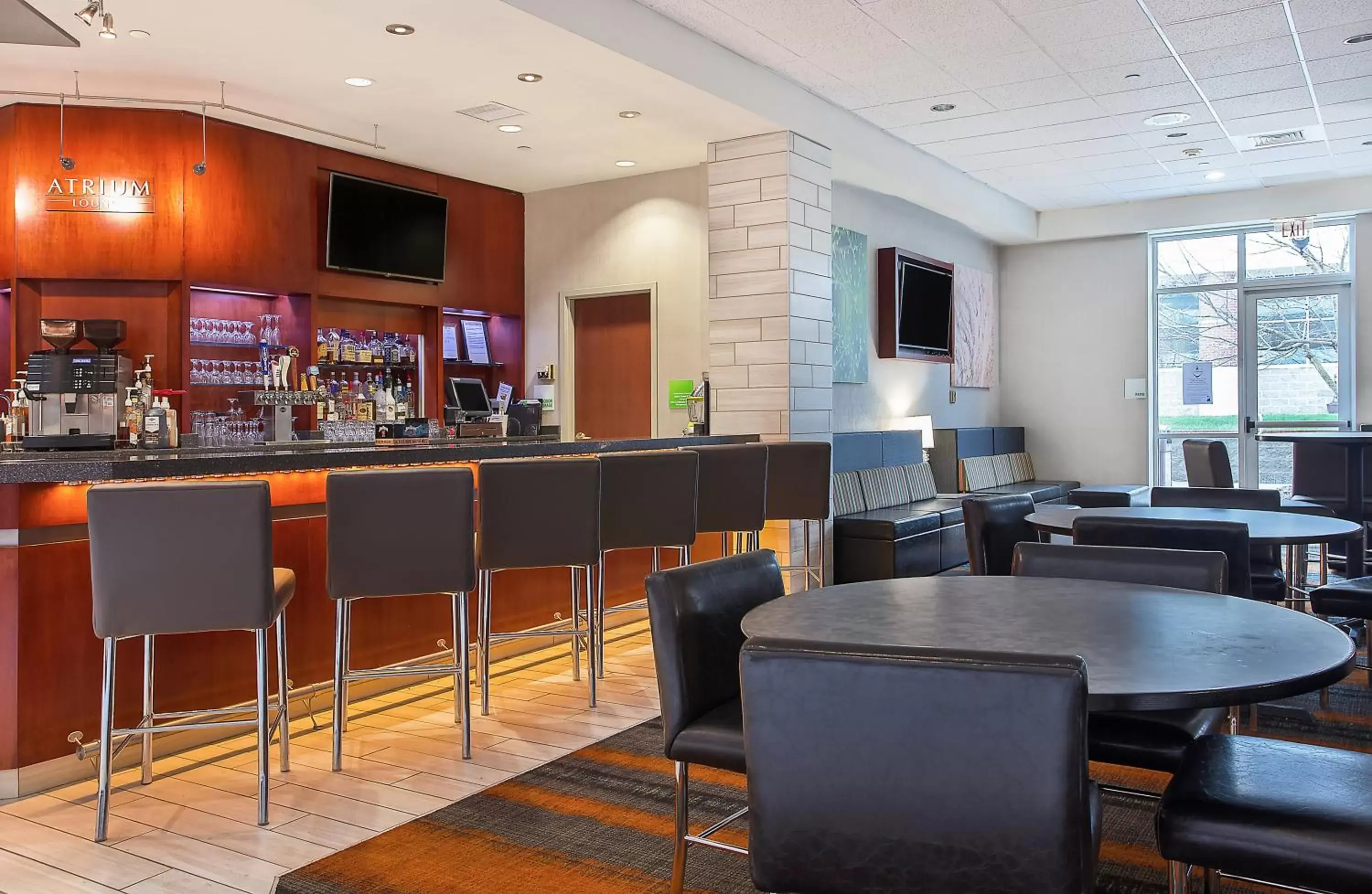 Lounge or bar, Restaurant/Places to Eat in Holiday Inn University Plaza-Bowling Green, an IHG Hotel