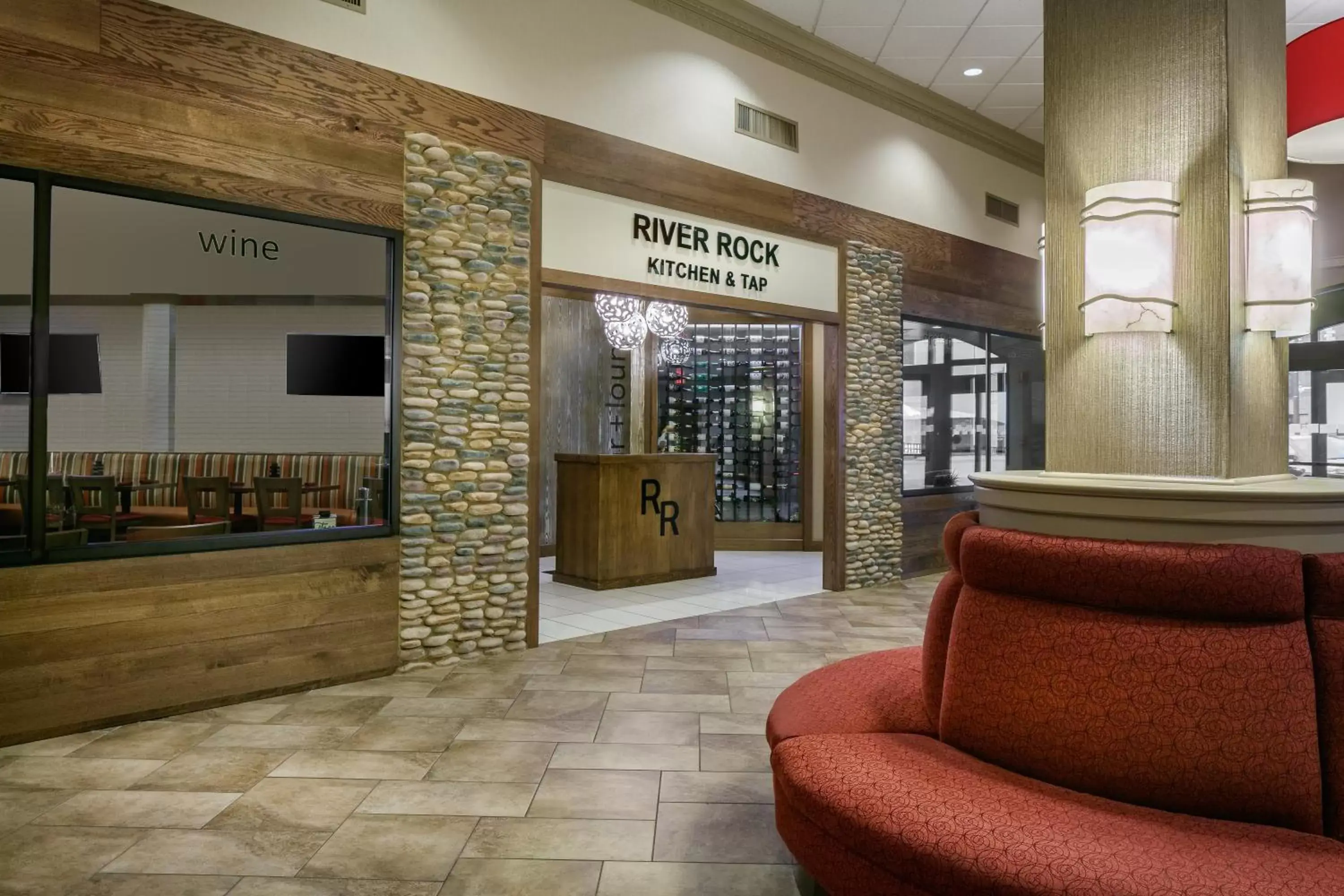 Restaurant/places to eat, Lobby/Reception in Holiday Inn Dubuque/Galena, an IHG Hotel