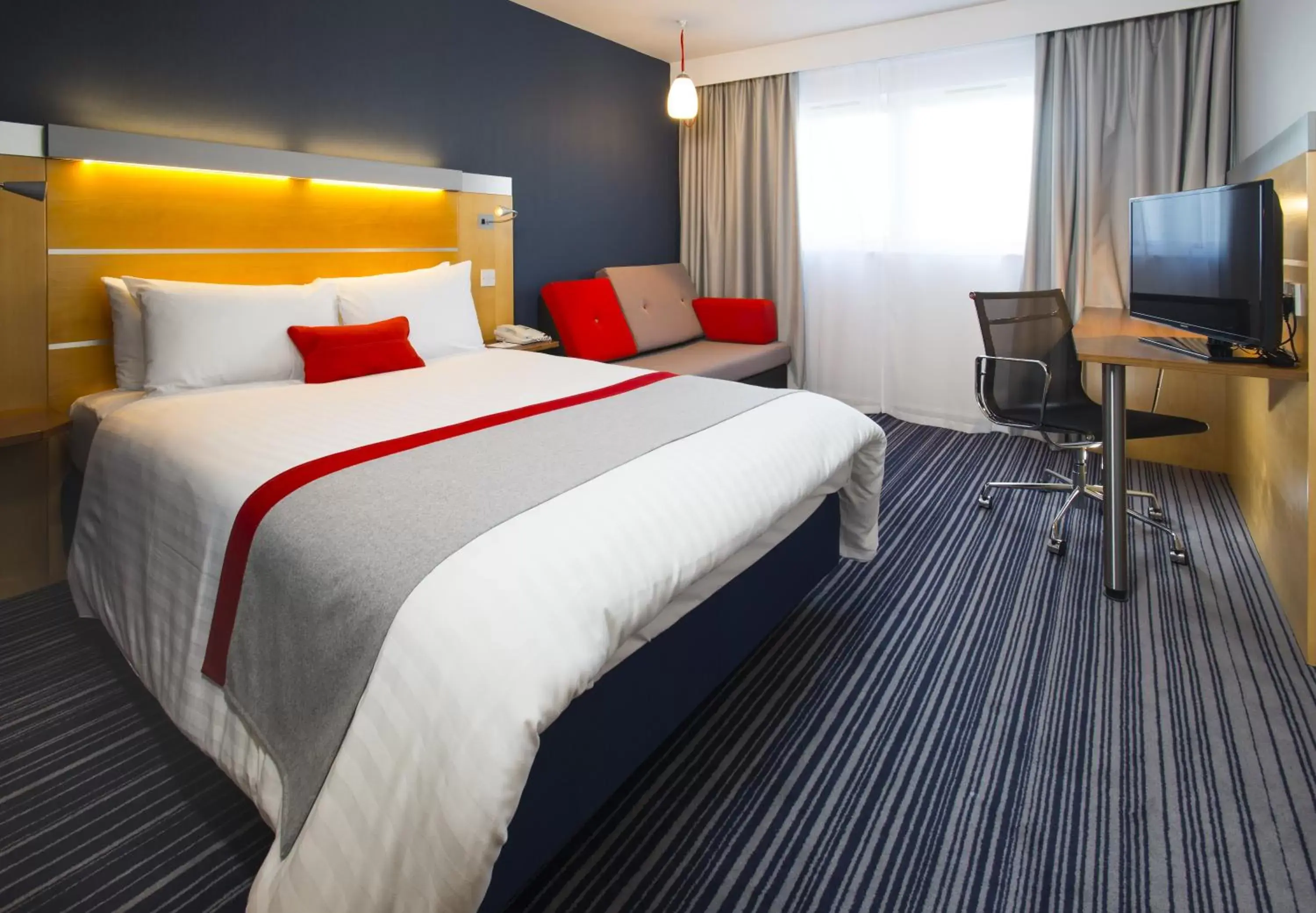 Photo of the whole room, Bed in Holiday Inn Express London - Epsom Downs, an IHG Hotel