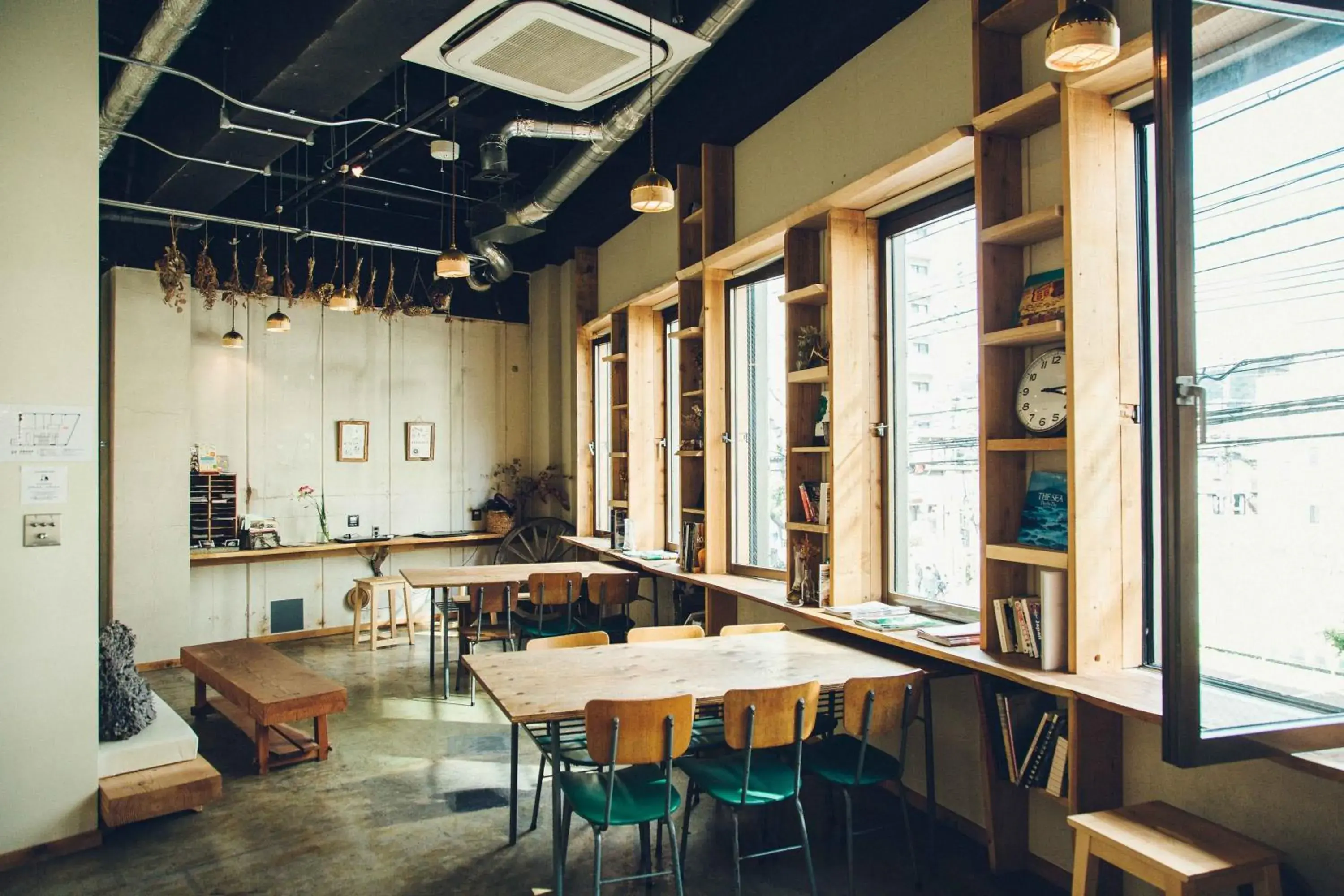 Dining area in Len Kyoto Kawaramachi Hostel Cafe & Bar