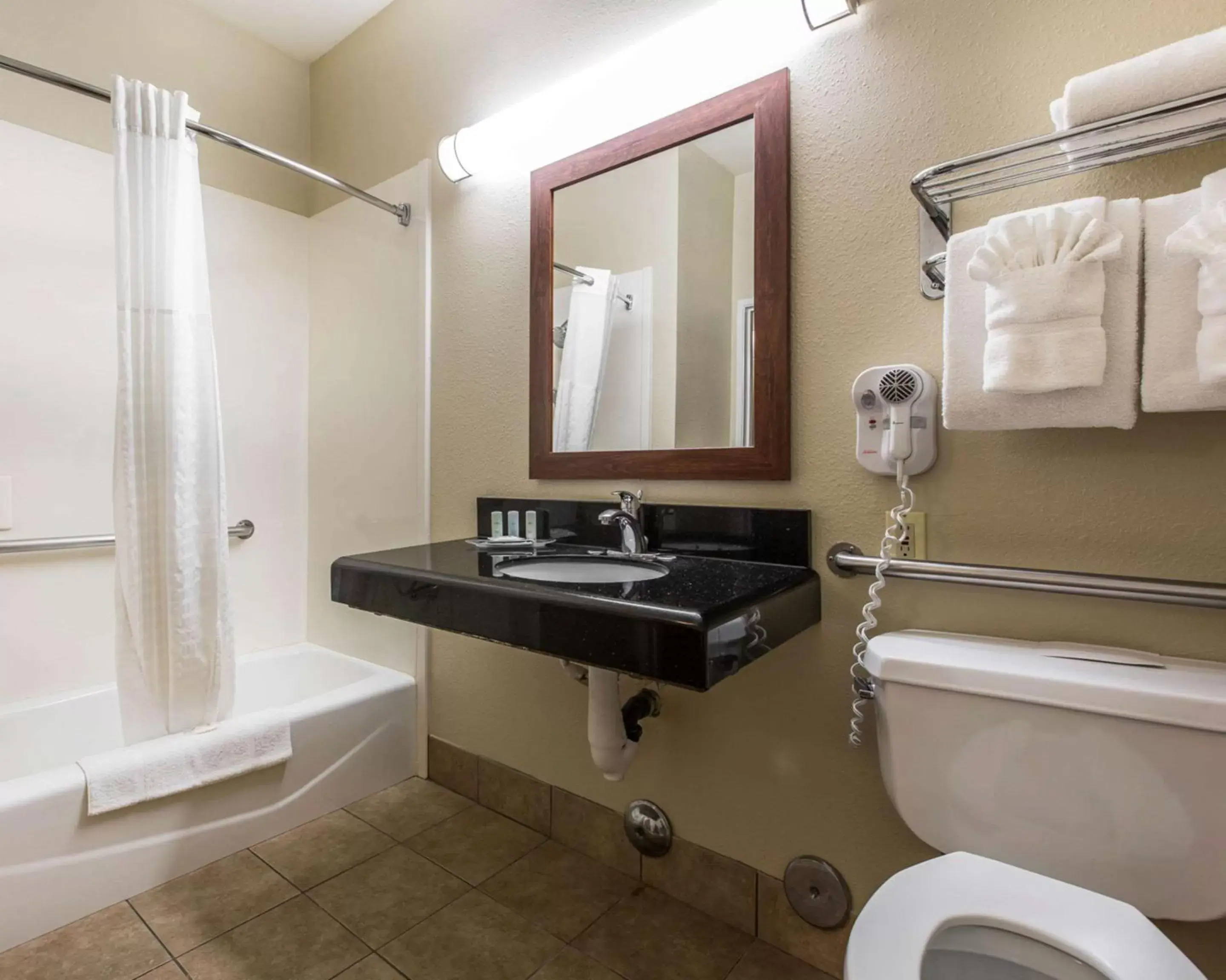 Bathroom in Comfort Suites Bakersfield